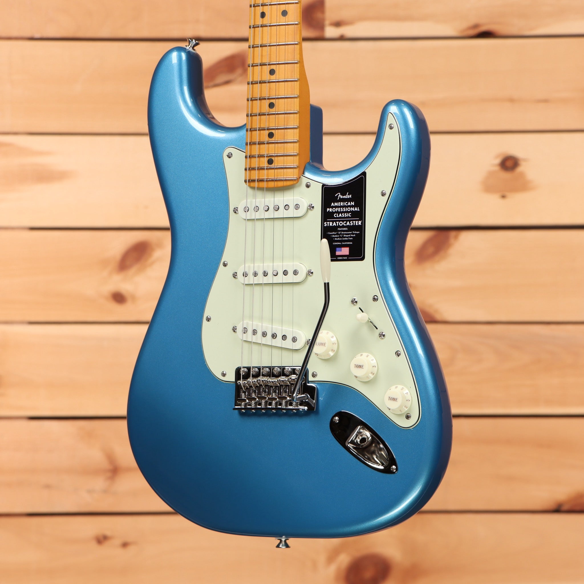 Fender American Professional Classic Stratocaster electric guitar Faded Lake Placid Blue with single-coil pickups