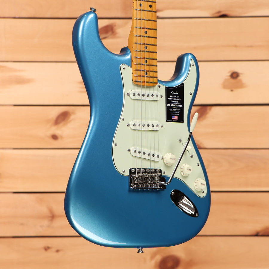 Fender American Professional Classic Stratocaster electric guitar Faded Lake Placid Blue with single-coil pickups