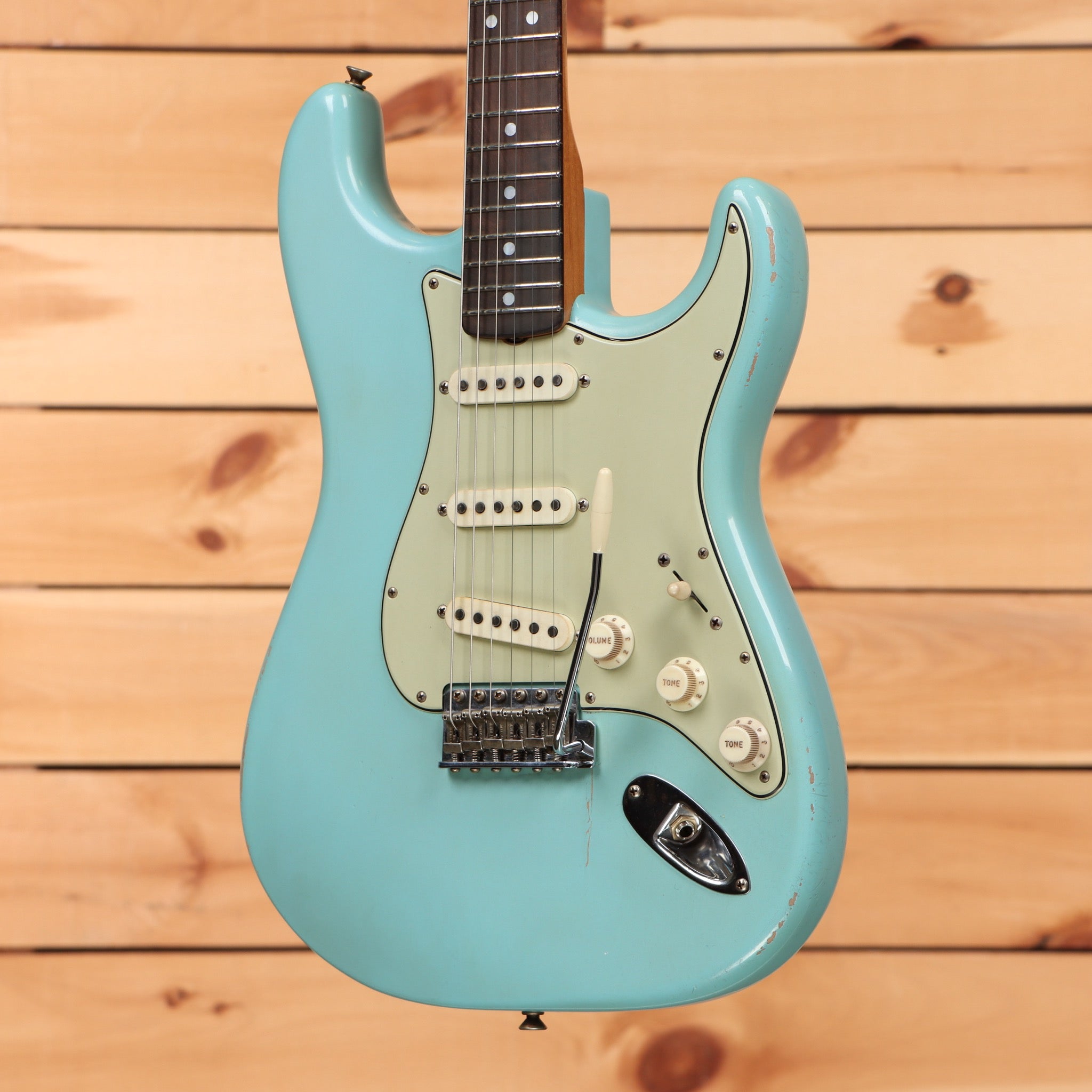 Fender Custom Shop Limited Andy Hicks Masterbuilt 1964 Stratocaster Journeyman Relic electric guitar Aged Daphne Blue with three single-coil pickups