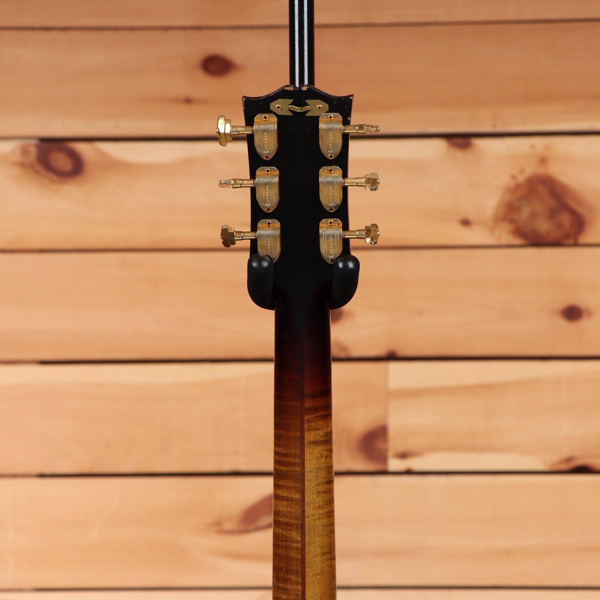 Gibson SJ200 acoustic jumbo guitar light aged vintage sunburst with gold tuning machines