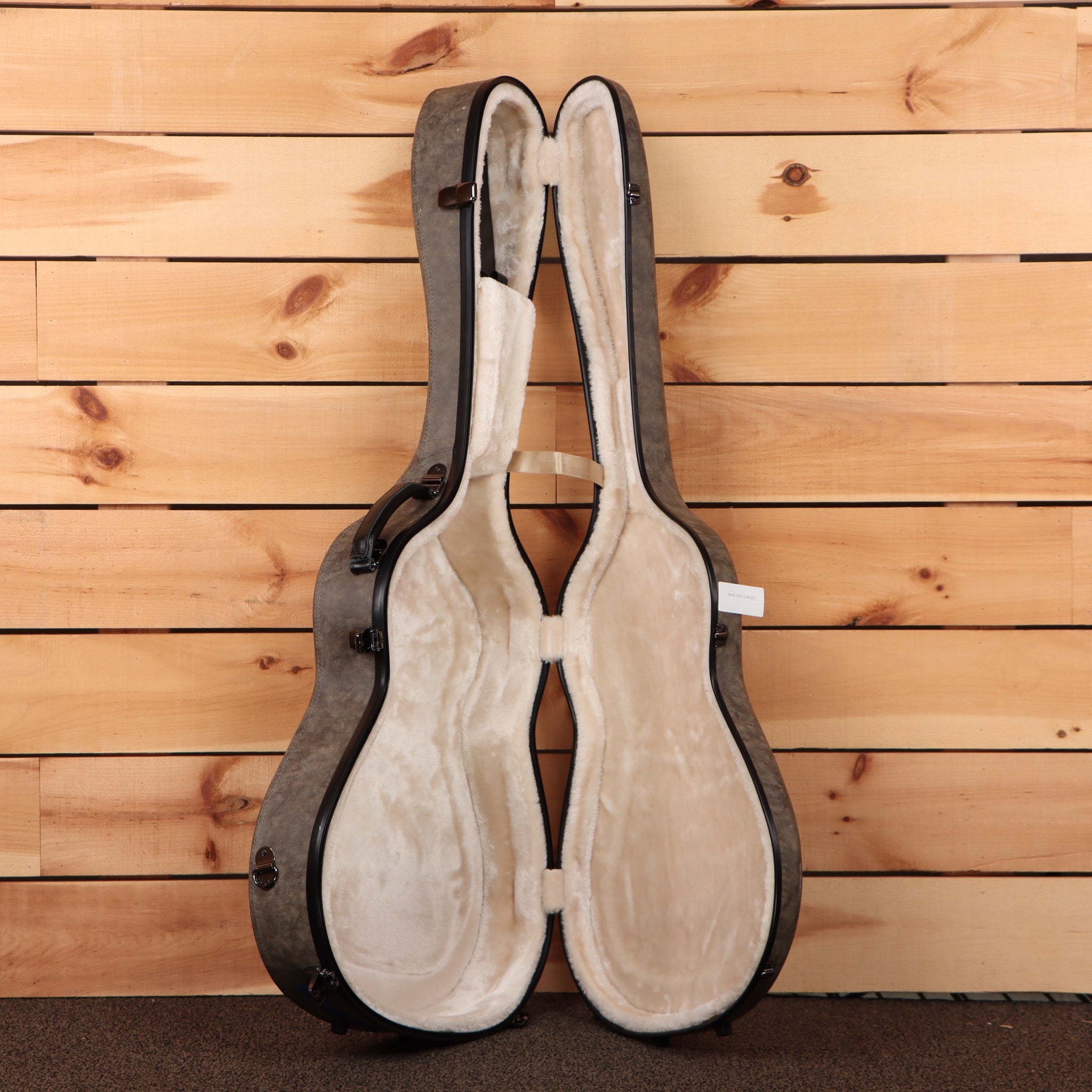Pre-owned Maestro Private Collection Victoria classical guitar case natural with cream plush interior