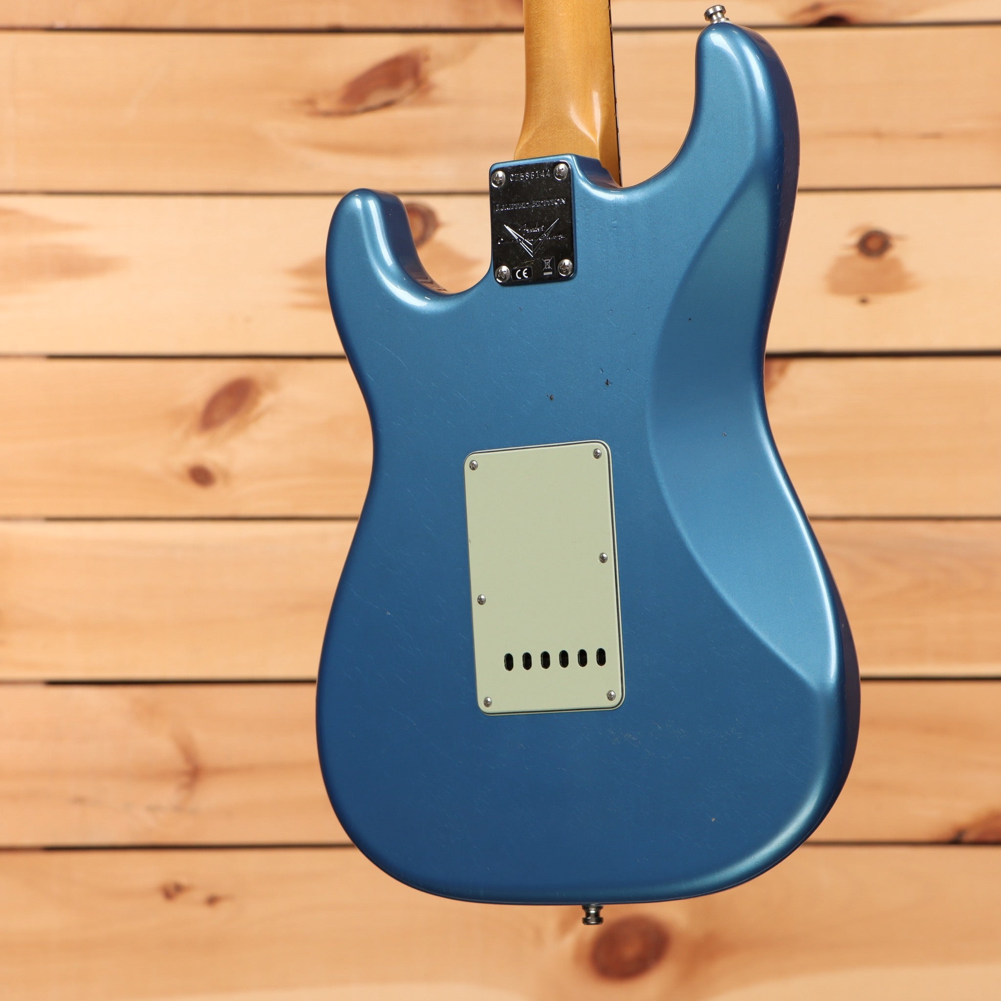 Fender Custom Shop 1965 Compound Radius Stratocaster Journeyman Relic electric guitar Lake Placid Blue with single-coil pickups