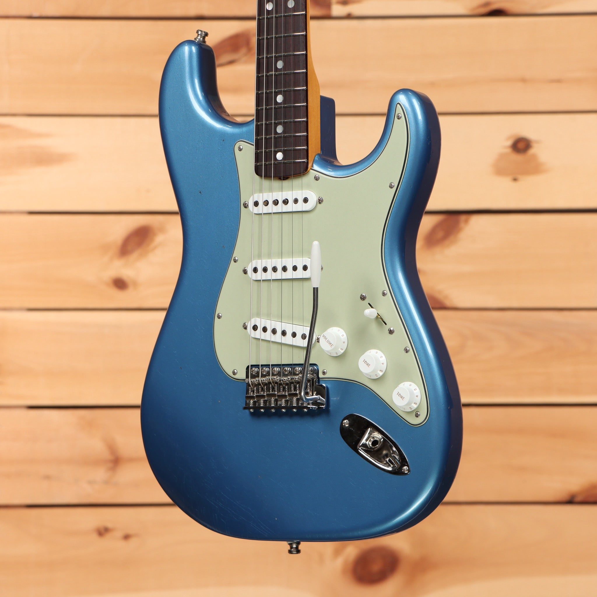 Fender Custom Shop 1965 Stratocaster Journeyman Relic electric guitar Lake Placid Blue with single-coil pickups