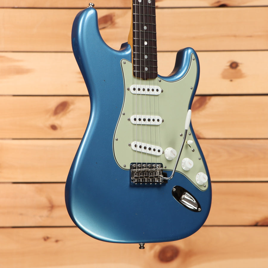 Fender Custom Shop 1965 Compound Radius Stratocaster Journeyman Relic electric guitar Lake Placid Blue with single-coil pickups