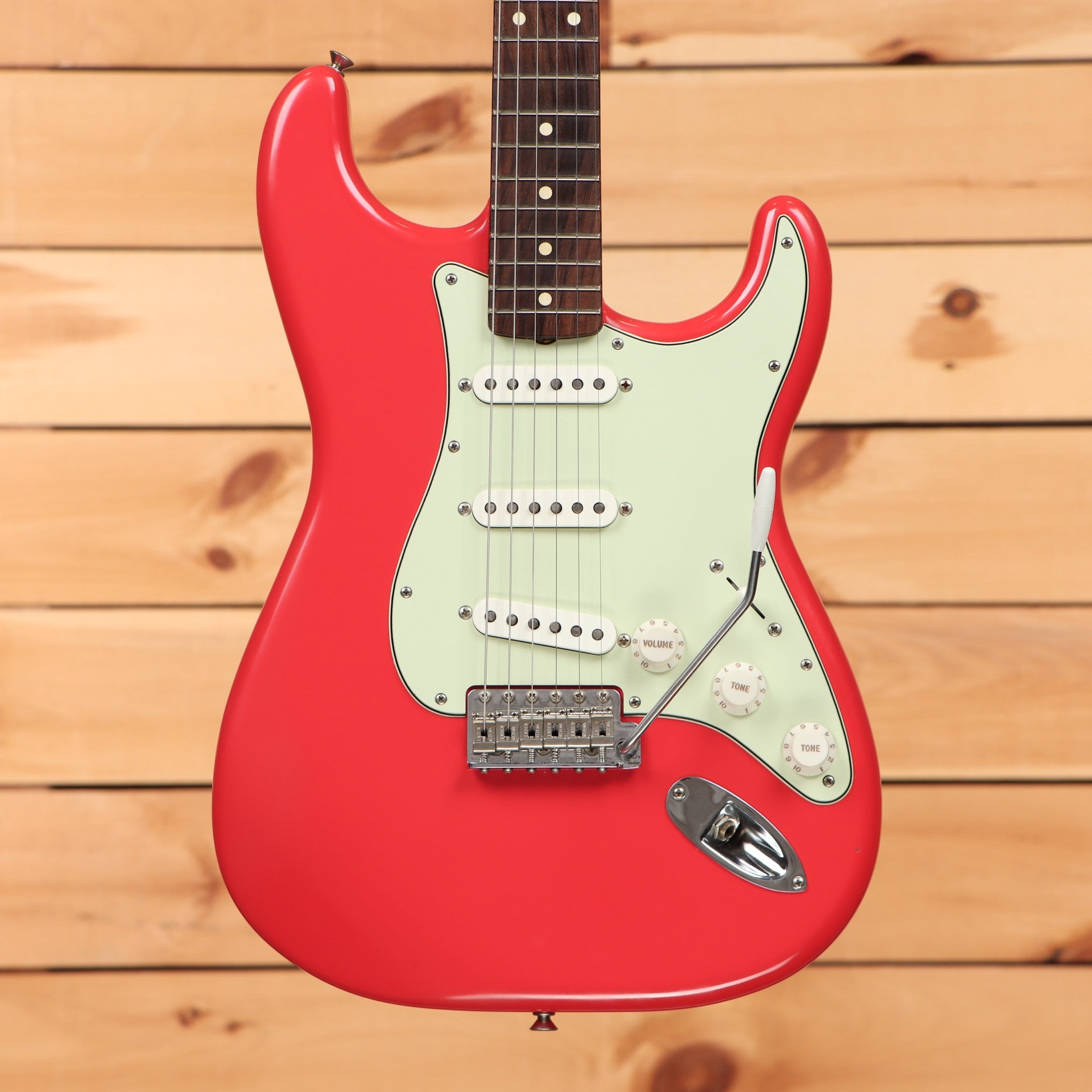 Pre-owned Fender '64 Road Worn Stratocaster electric guitar Aged Fiesta Red with single-coil pickups