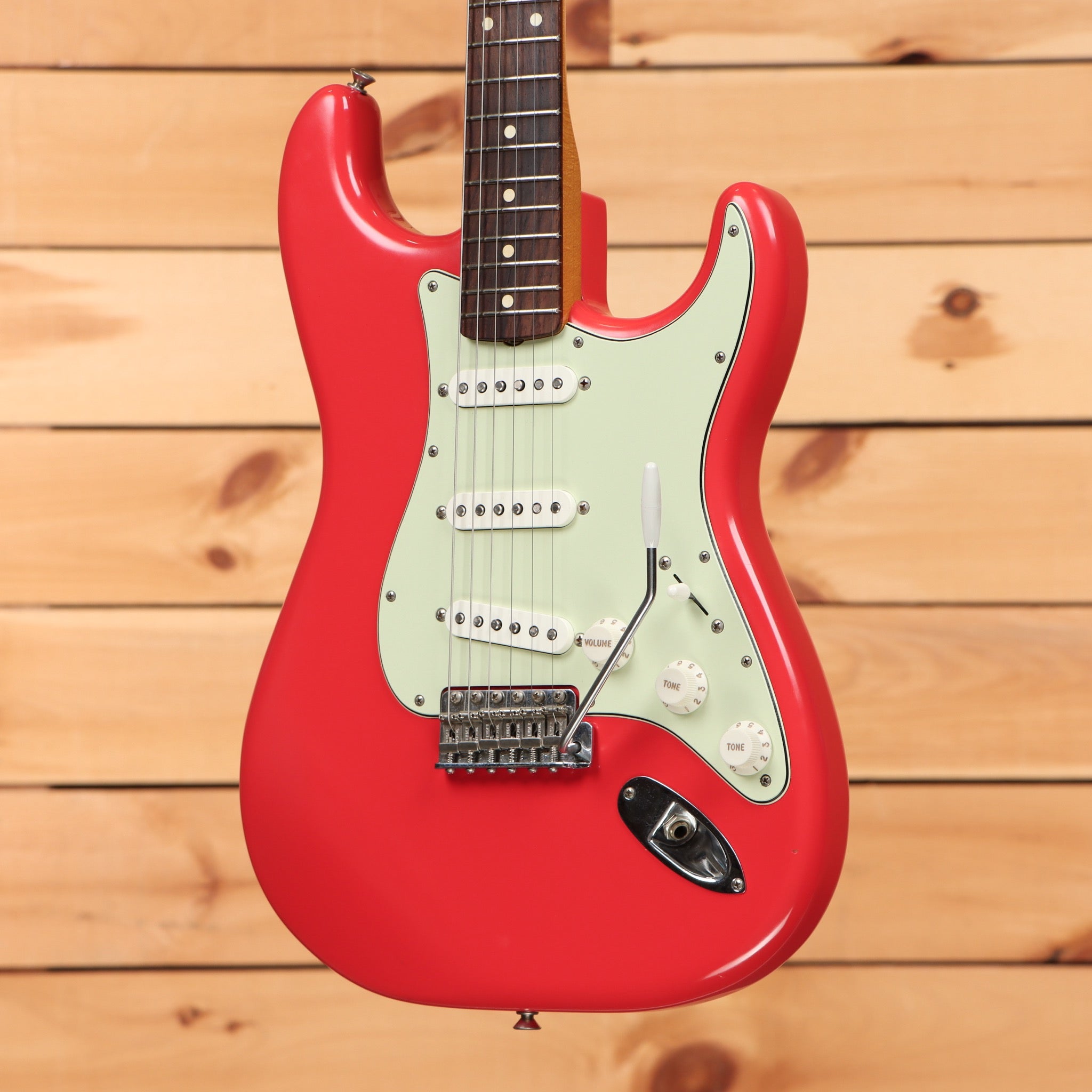 Pre-owned Fender '64 Road Worn Stratocaster electric guitar Aged Fiesta Red with single-coil pickups