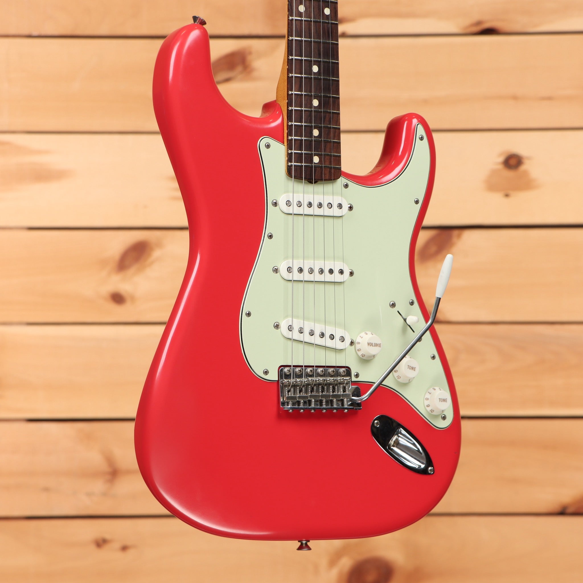 Pre-owned Fender '64 Road Worn Stratocaster electric guitar Aged Fiesta Red with mint green pickguard