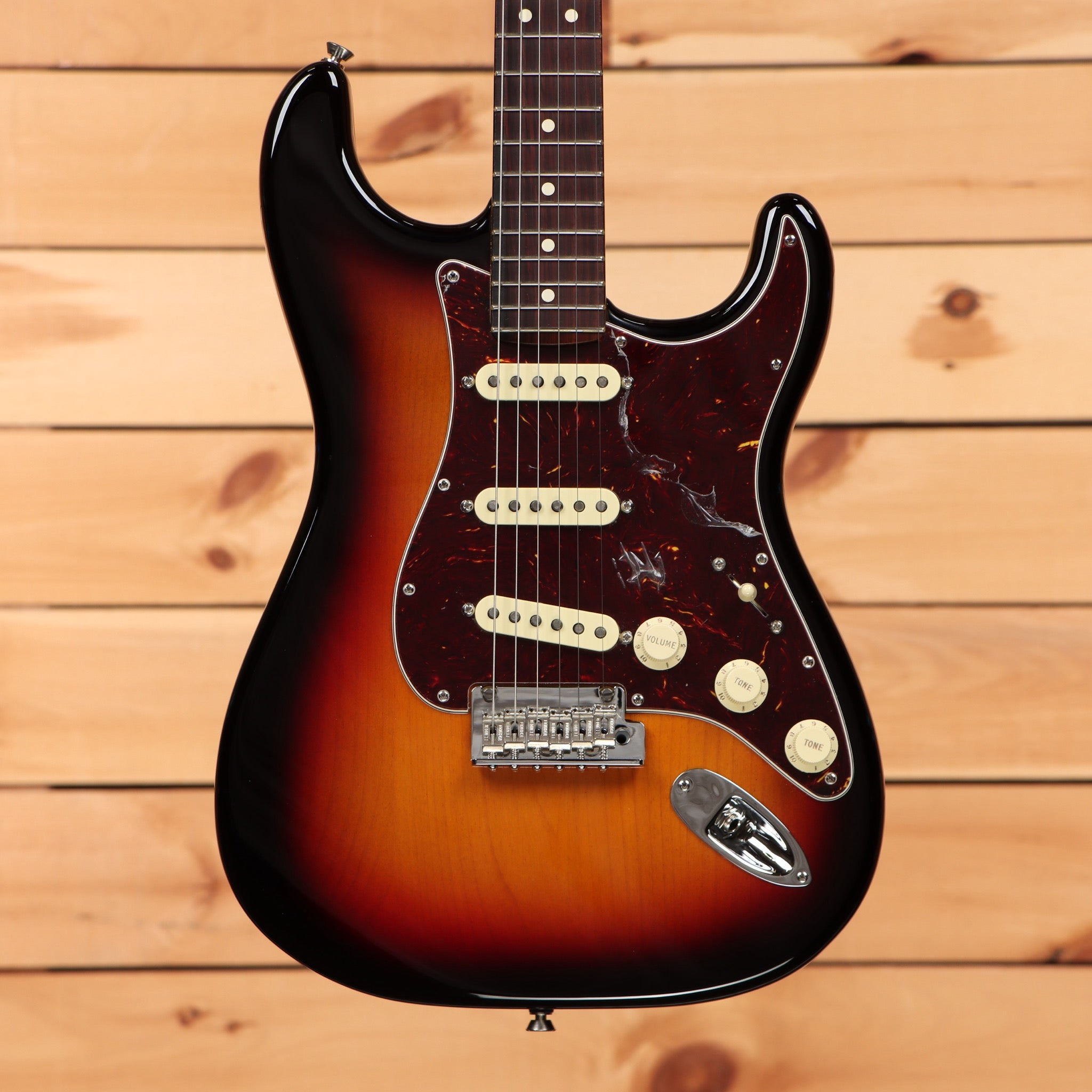 Pre-owned Fender American Pro II Stratocaster electric guitar 3-color sunburst with single-coil pickups