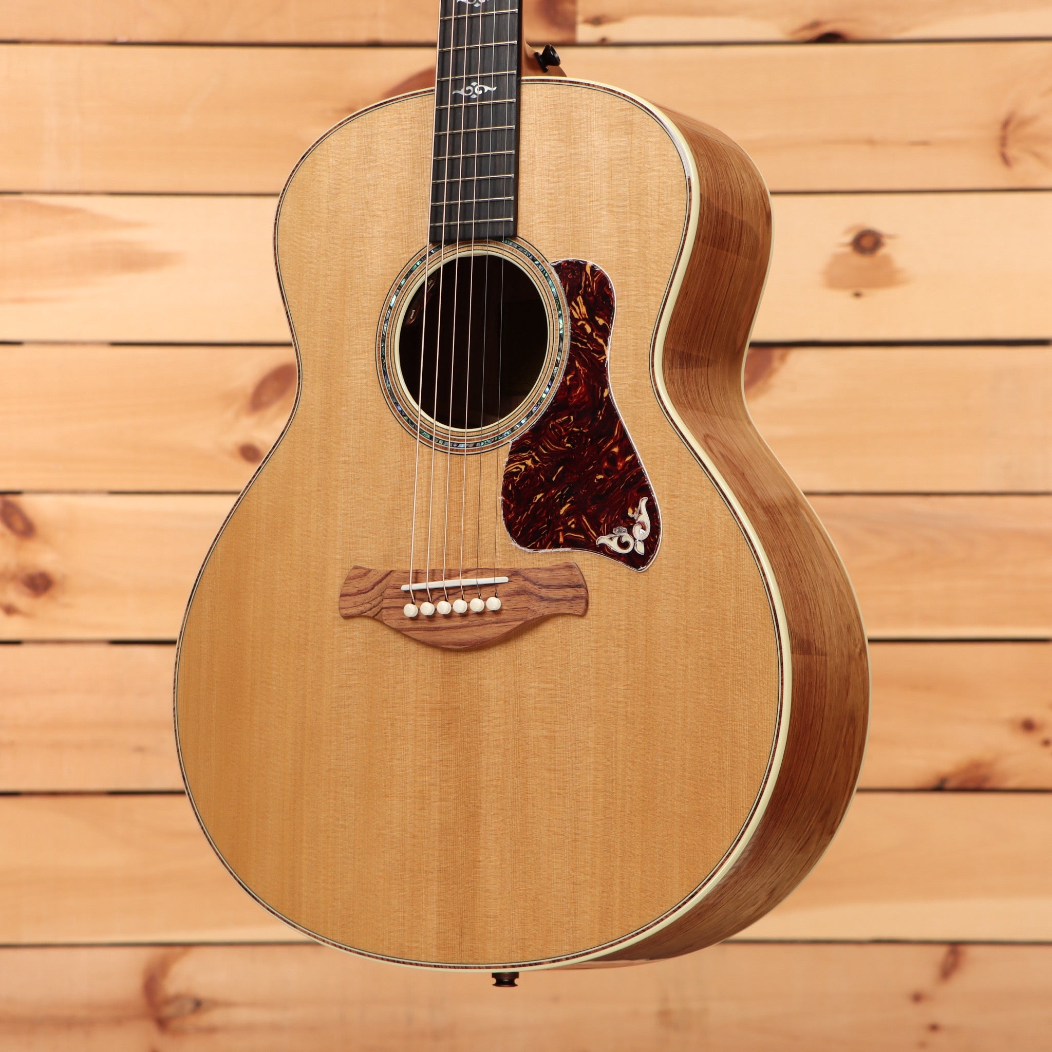 Taylor 814e Gold Label jumbo acoustic-electric guitar Natural finish with tortoiseshell pickguard and ebony fretboard