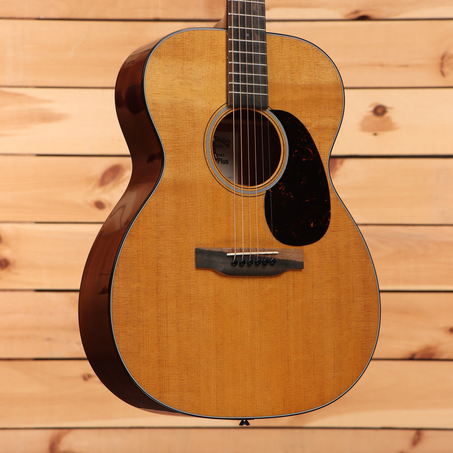 Martin 000E Retro Plus acoustic-electric guitar Natural with tortoiseshell pickguard and Sitka spruce top