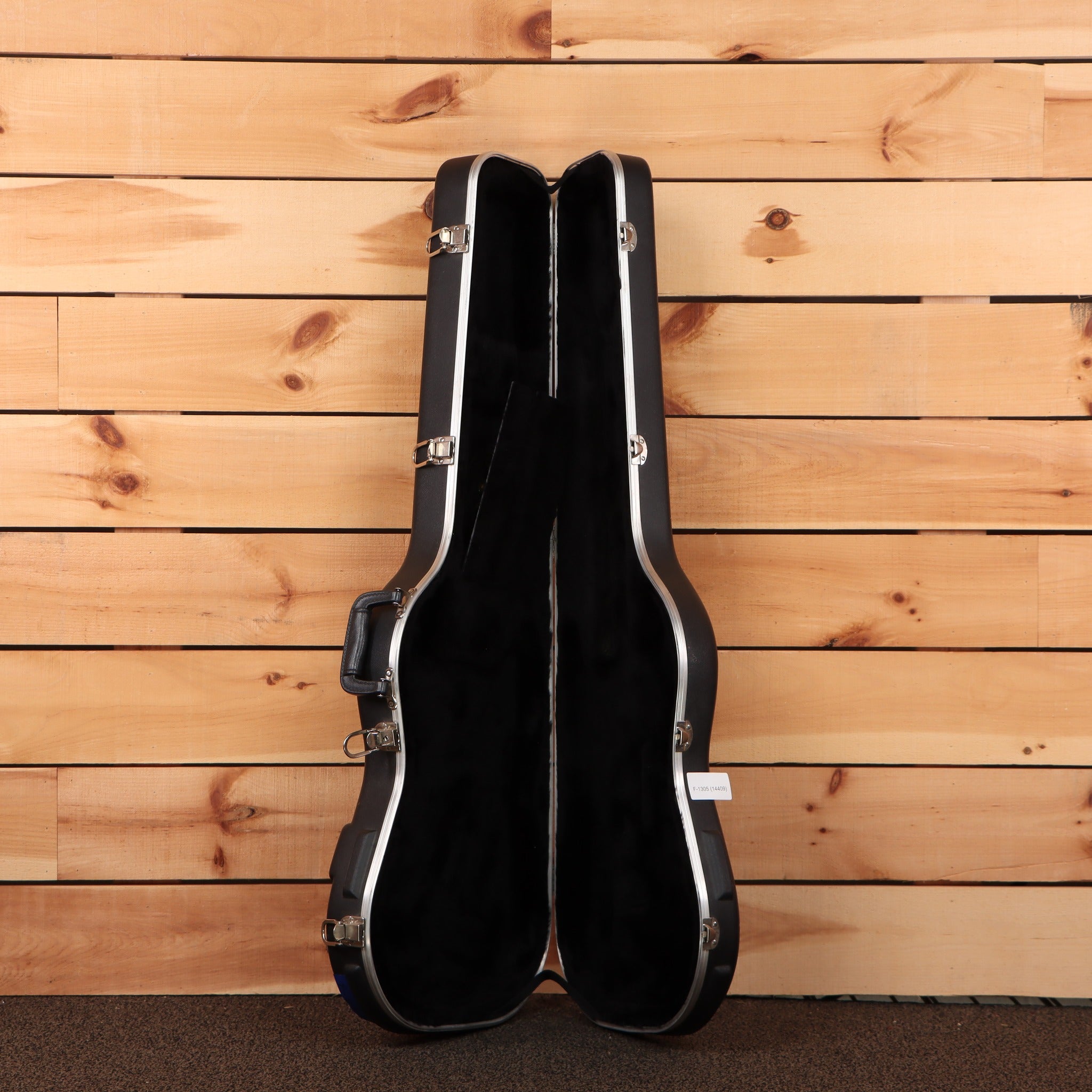Fender American Deluxe Stratocaster HSS hard shell guitar case black with silver latches open interior view