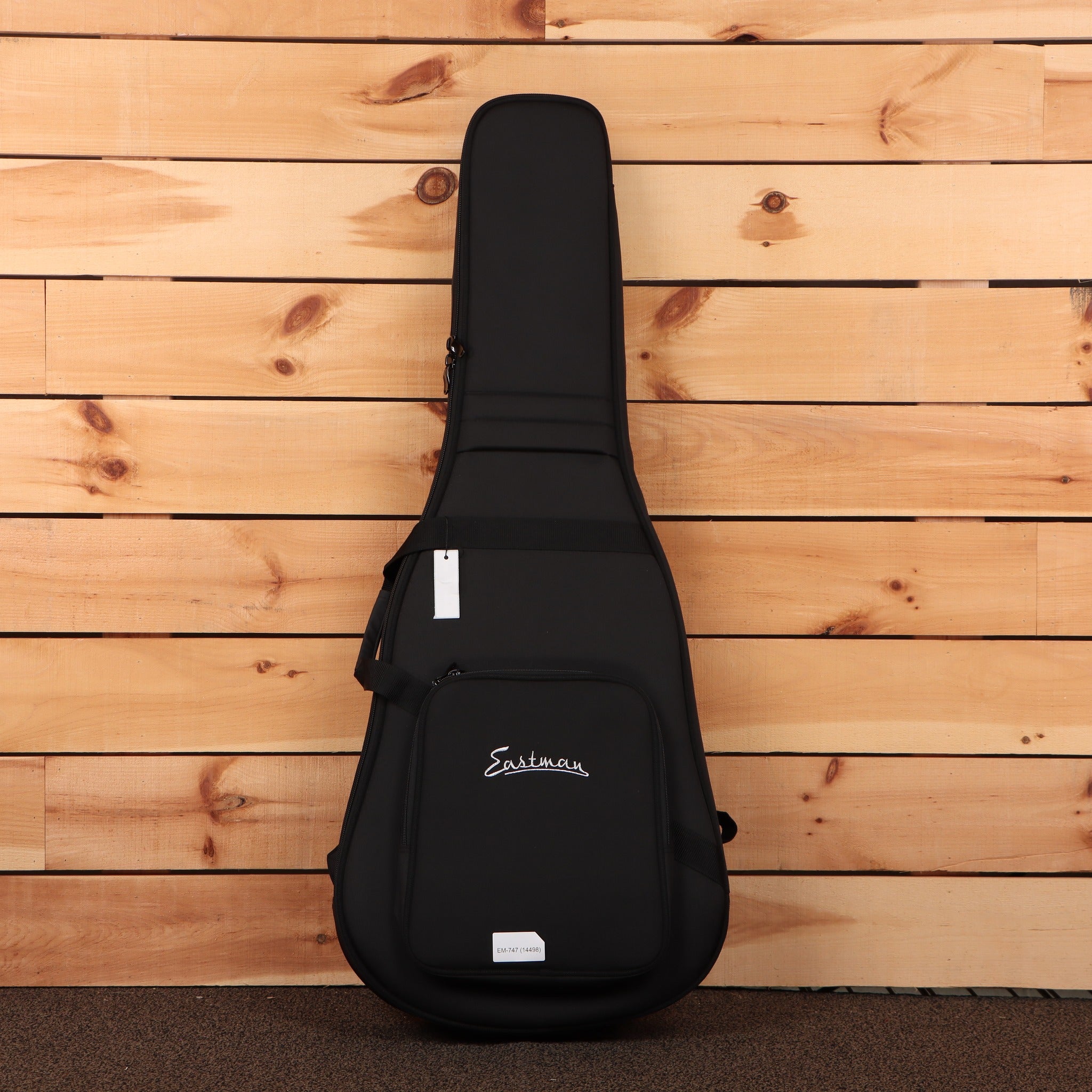 Eastman E3DE acoustic guitar gig bag black padded case with front accessory pocket and shoulder strap