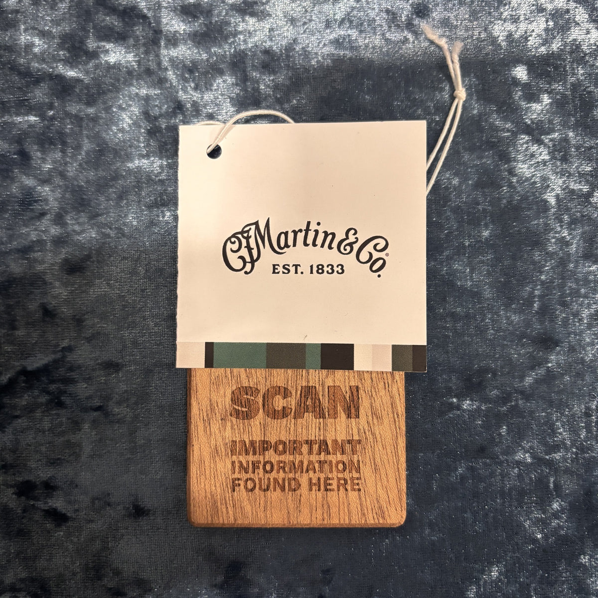 Martin 00L-16E Black Smoke acoustic-electric guitar hang tag with CF Martin & Co Est 1833 branding and wooden QR scan card