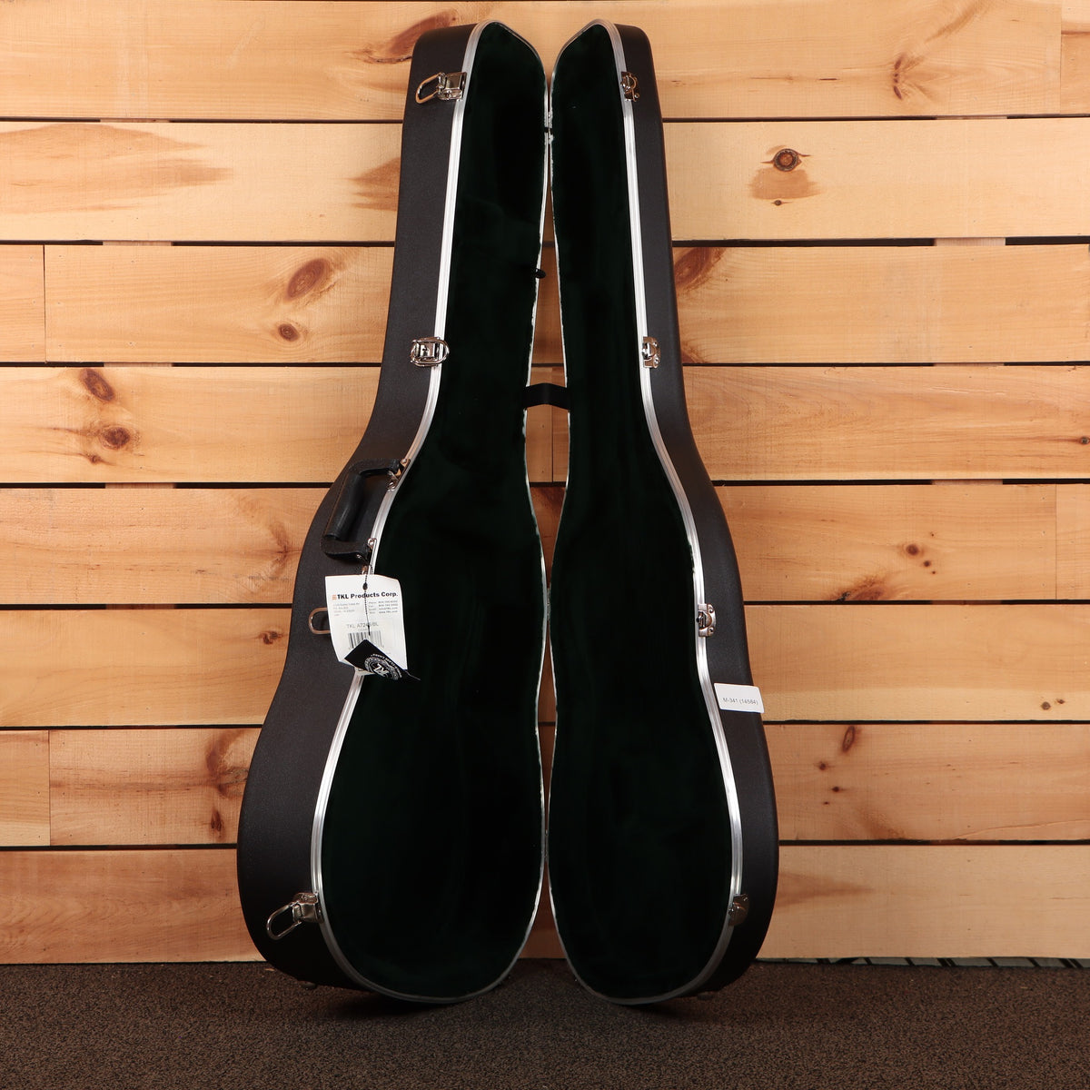 Martin D-28 Natural with Aging Toner dreadnought acoustic guitar hard case black with silver latches open