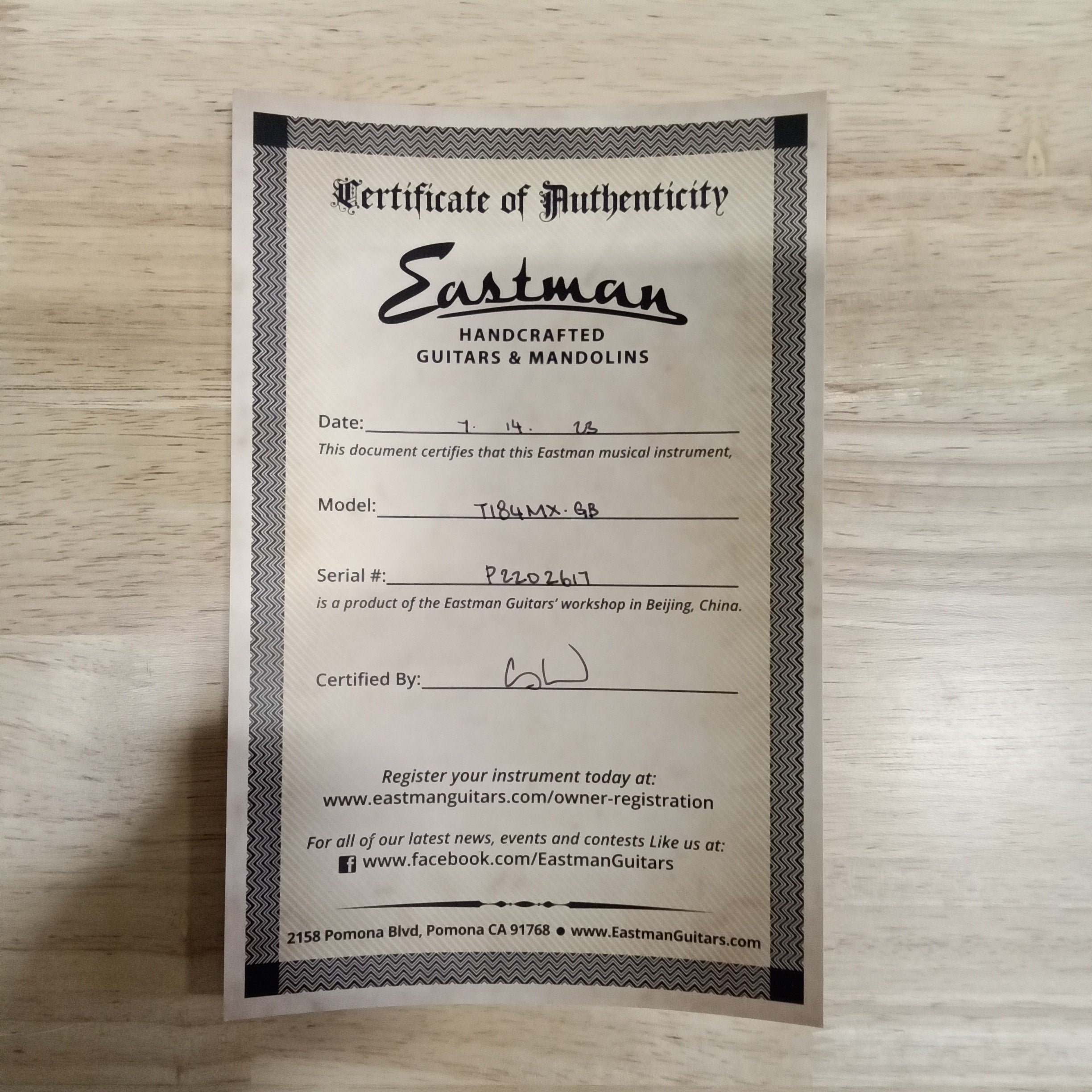 Eastman T184MX semi-hollow body electric guitar Goldburst with Certificate of Authenticity