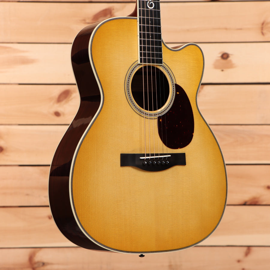 Santa Cruz OM Custom acoustic guitar Buttered Toast Sunburst with venetian cutaway and decorative rosette