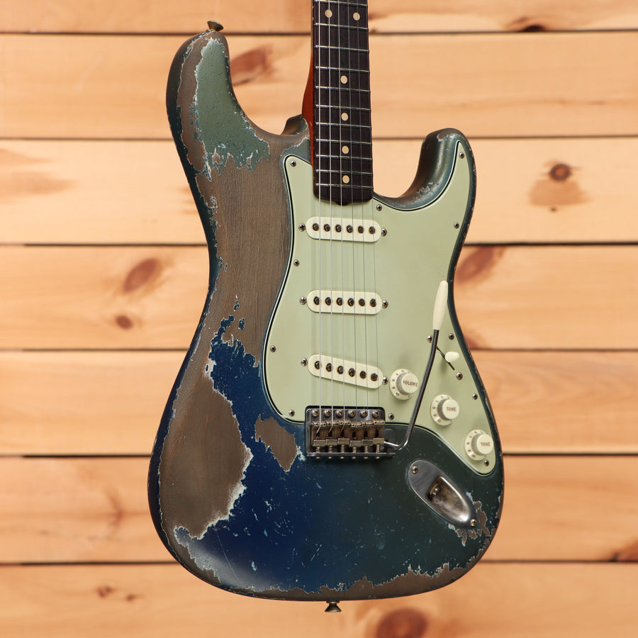 Fender Custom Shop Masterbuilt Dale Wilson 1961 Stratocaster heavy relic Dark Lake Placid Blue electric guitar with mint green pickguard