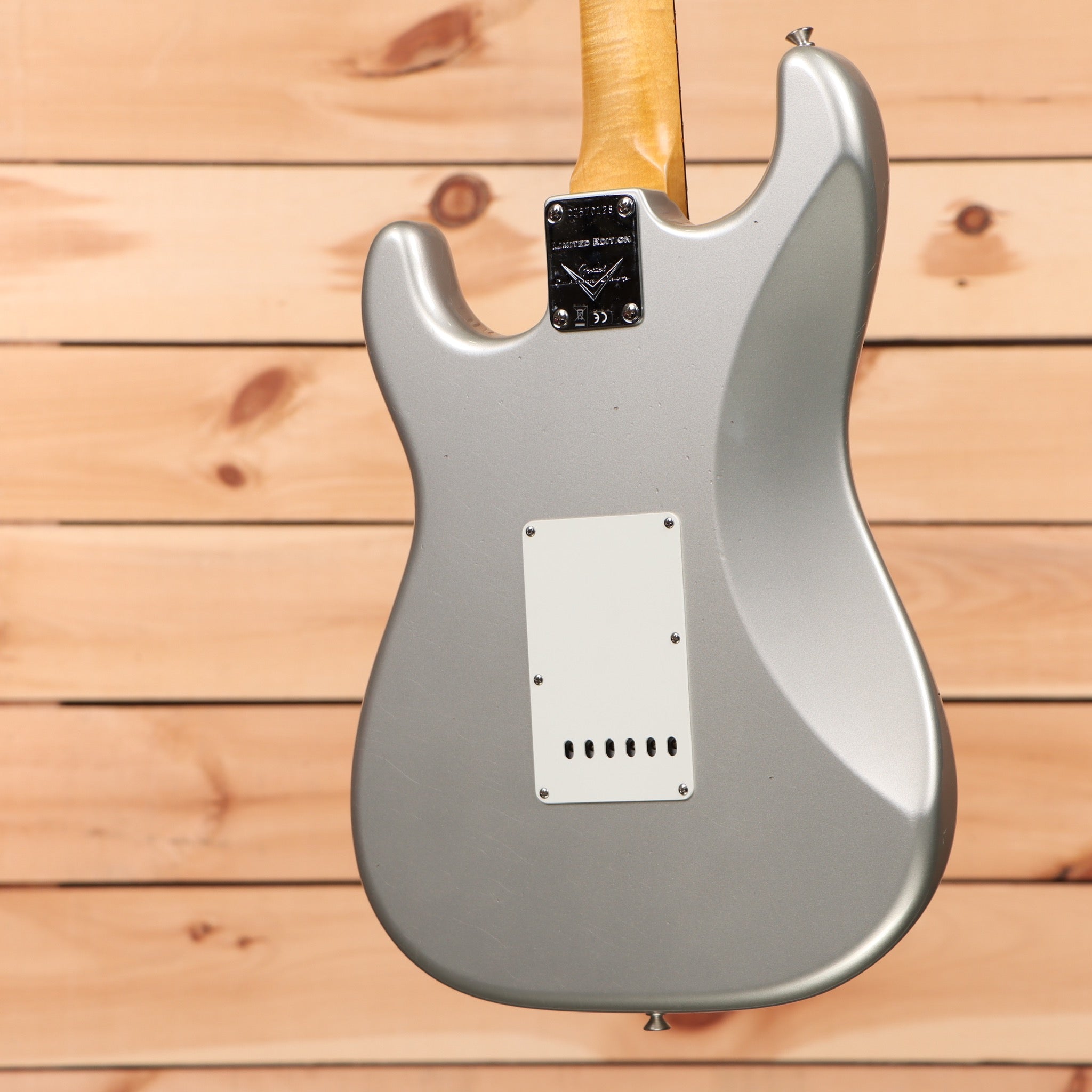 Fender Custom Shop Ltd 1964 Stratocaster Journeyman Relic electric guitar Inca Silver with white pickguard