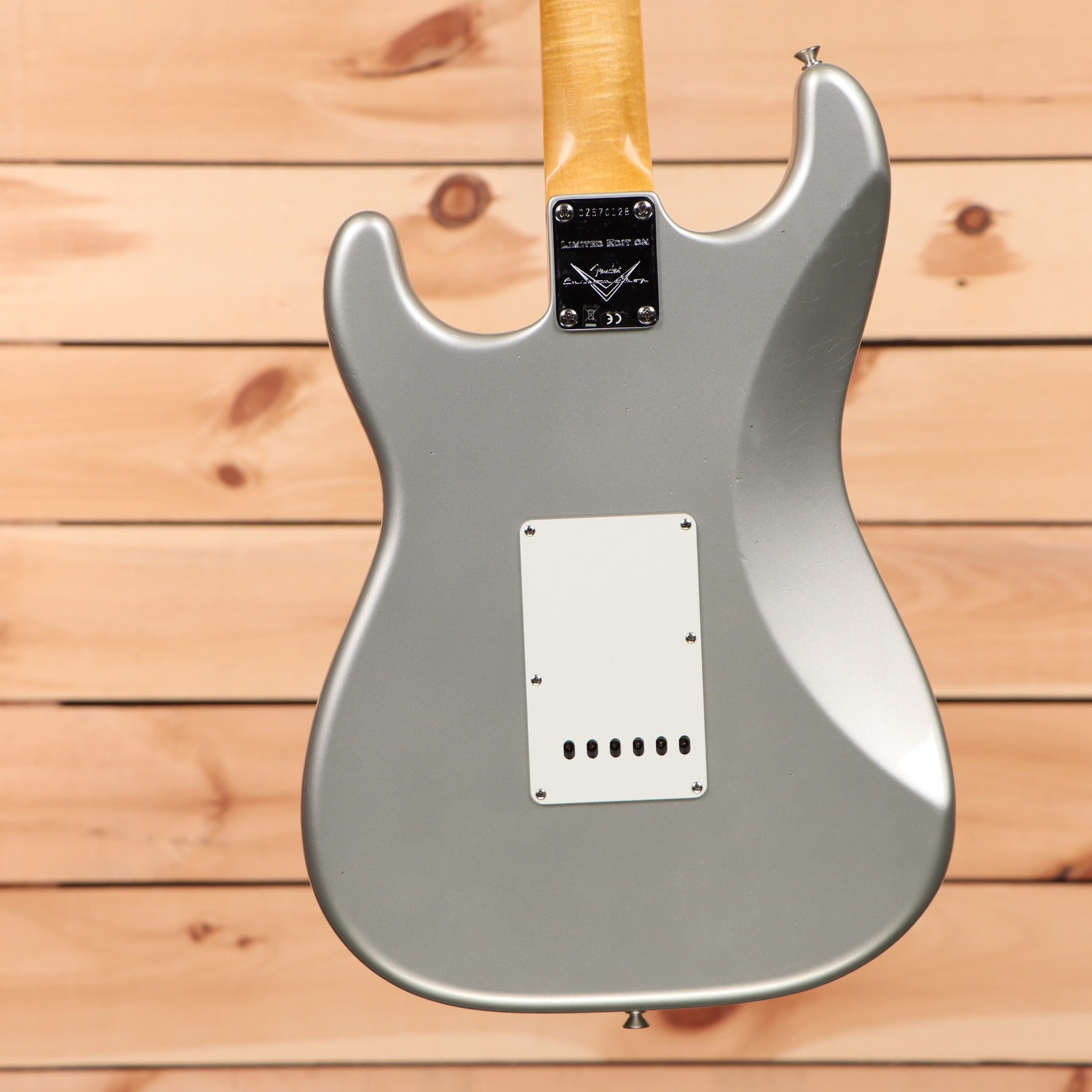 Fender Custom Shop Ltd 1964 Stratocaster Journeyman Relic electric guitar Inca Silver with single-coil pickups