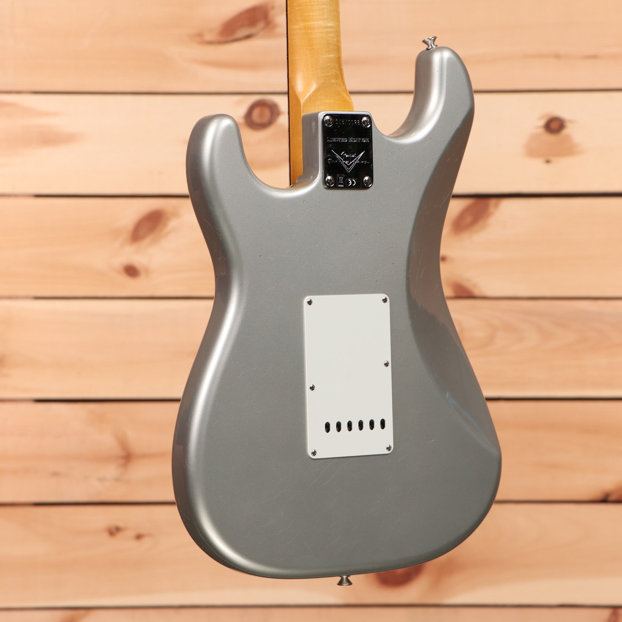 Fender Custom Shop Ltd 1964 Stratocaster Journeyman Relic electric guitar Inca Silver with white pickguard