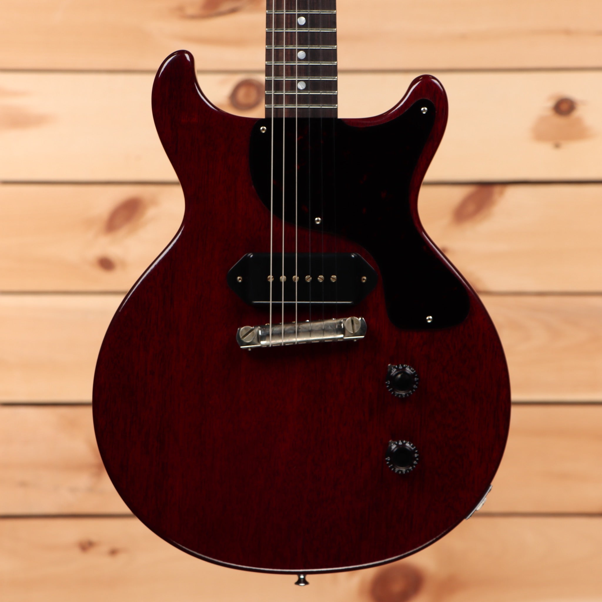 Gibson 1958 Les Paul Junior Double Cut VOS electric guitar cherry red with P90 pickup and semi-hollow body
