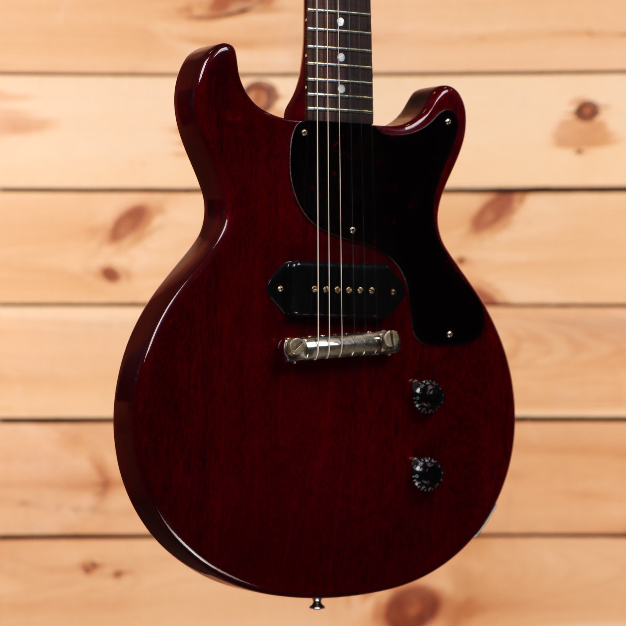 Gibson 1958 Les Paul Junior Double-Cut VOS electric guitar Cherry Red with P90 pickup and semi-hollow body cutaway design