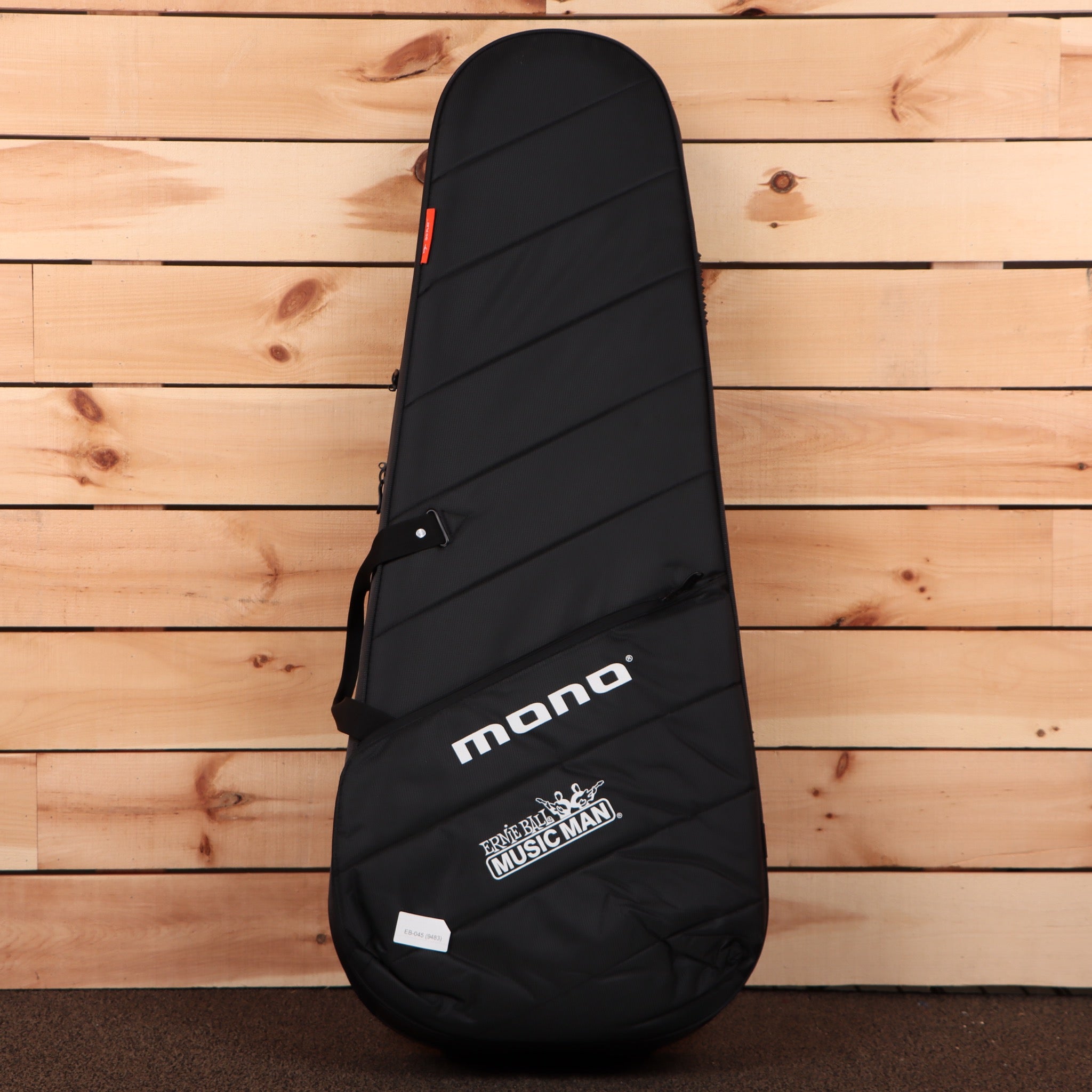 Mono M80 guitar case black with padded interior protection