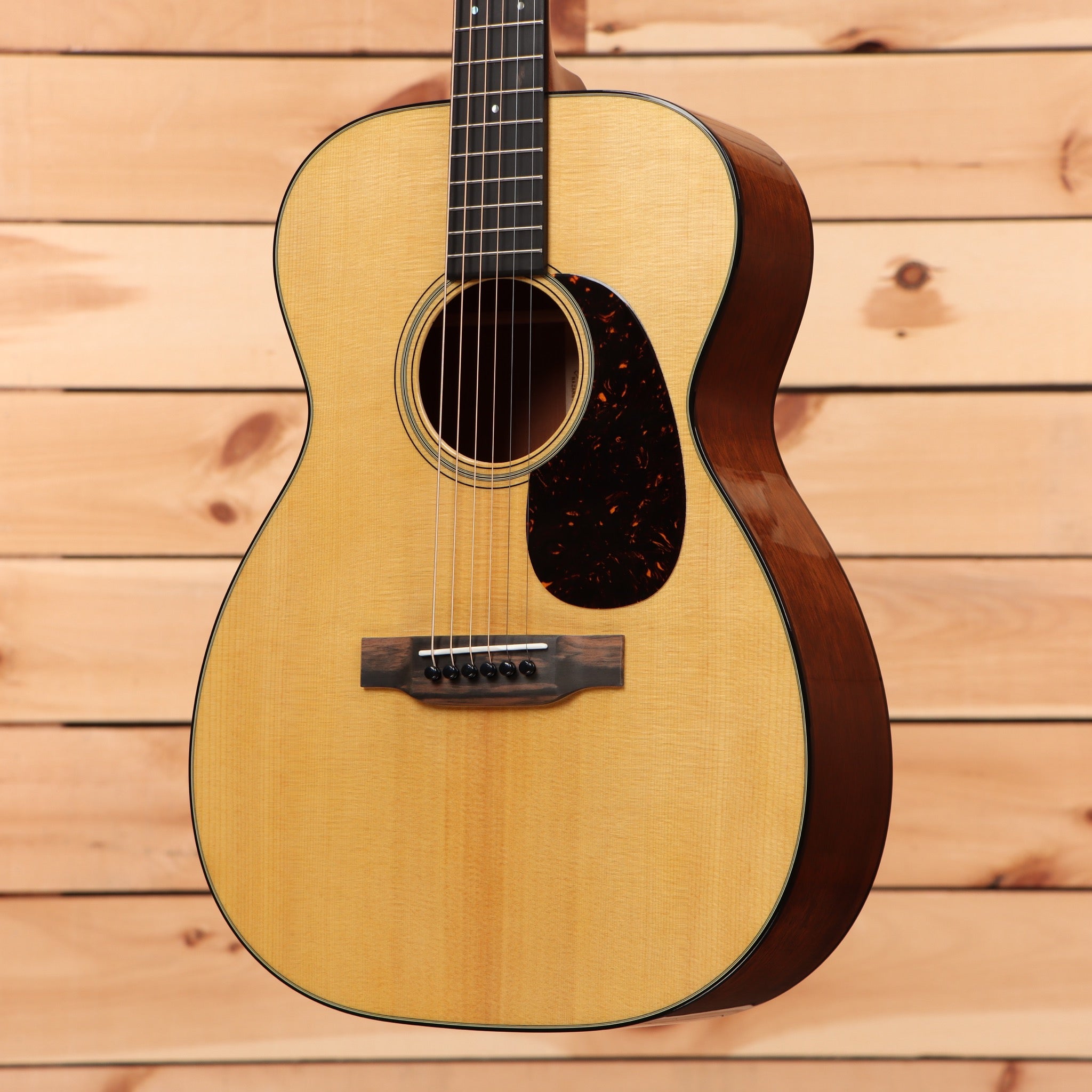 Martin 00-18 dreadnought acoustic guitar natural finish with tortoiseshell pickguard