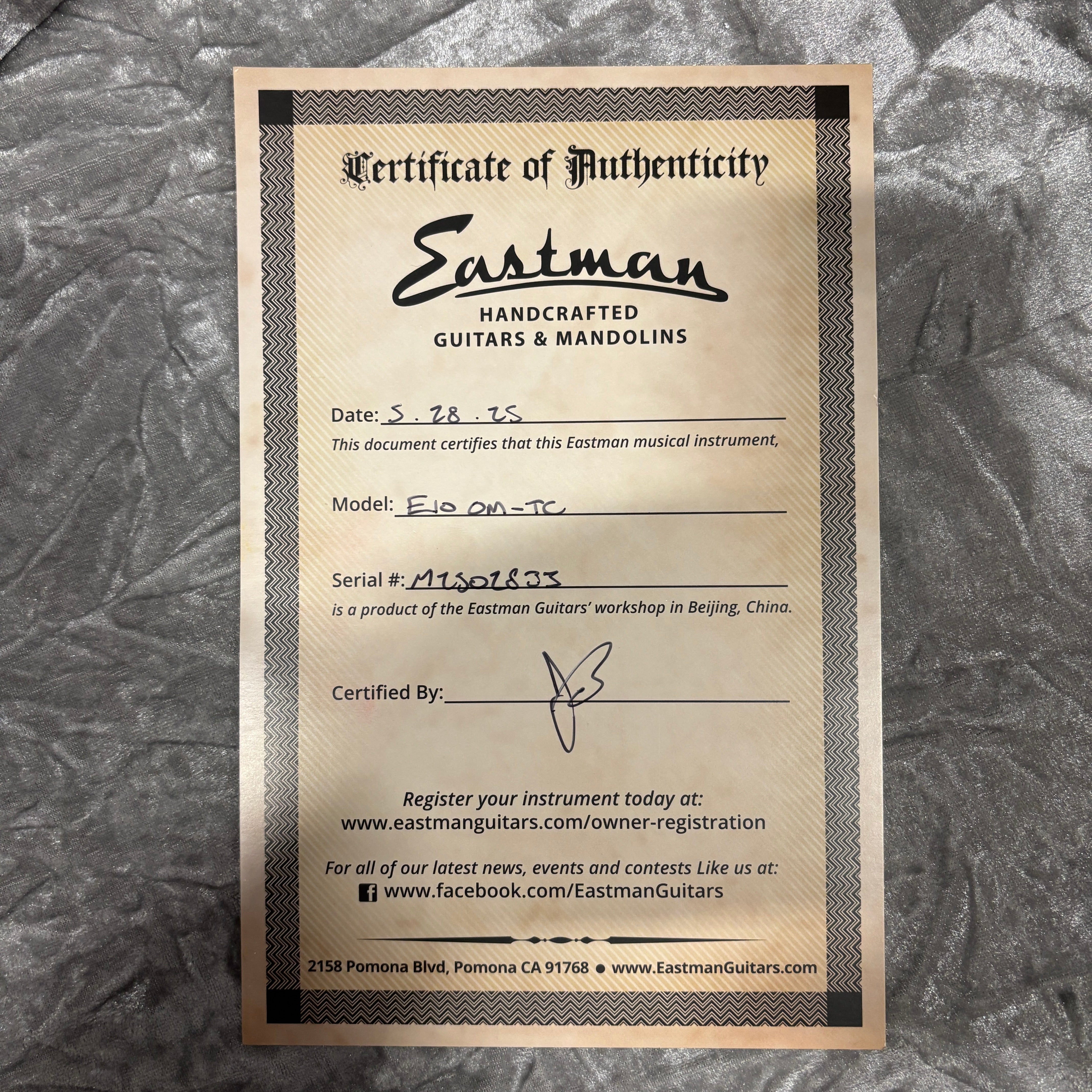 Eastman E10OMTC mandolin natural finish handcrafted Beijing workshop Certificate of Authenticity