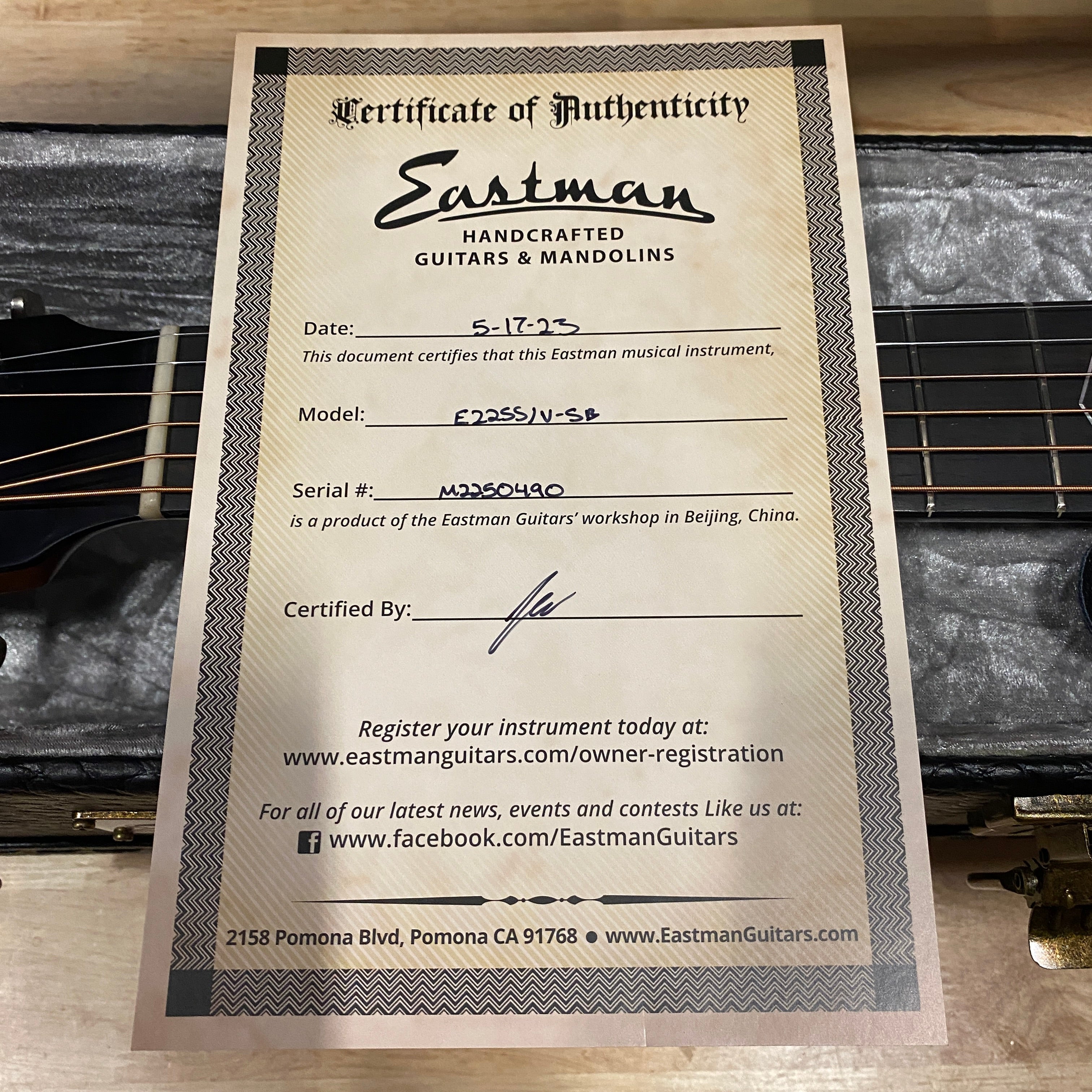 Eastman E22SSV-SB sunburst semi-hollow body electric guitar with rosewood fretboard