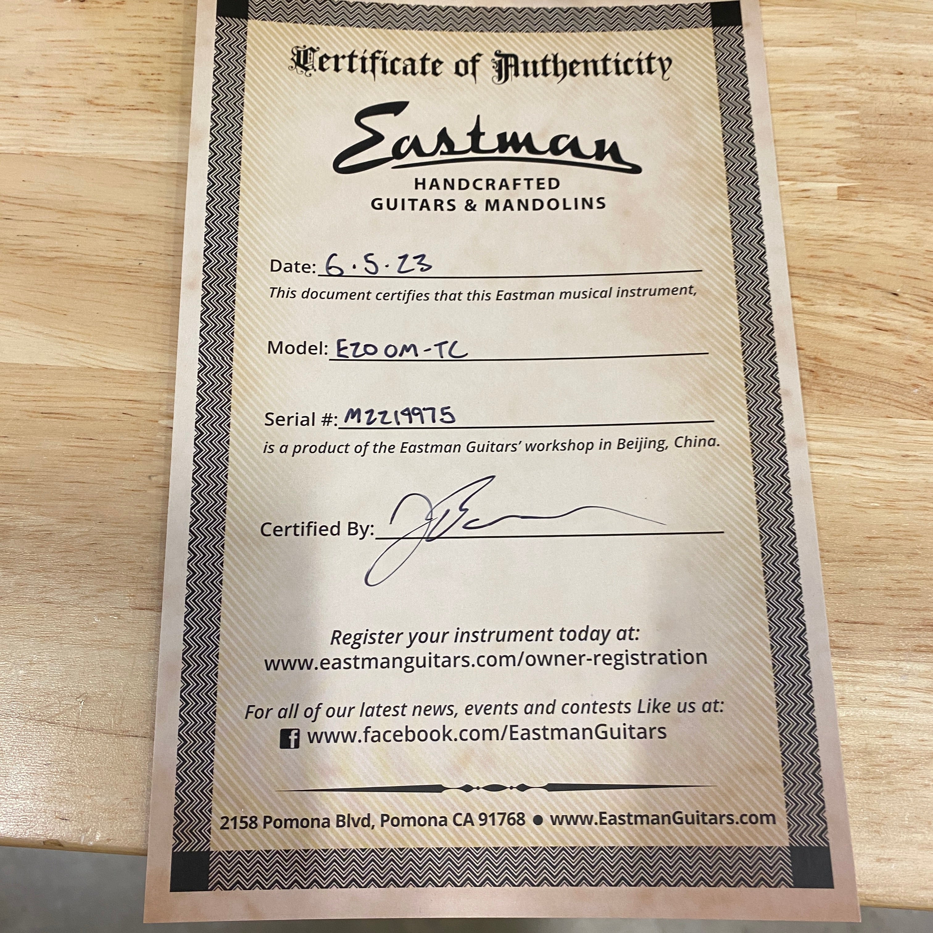 Eastman E20OM-TC dreadnought acoustic guitar natural finish with certificate of authenticity