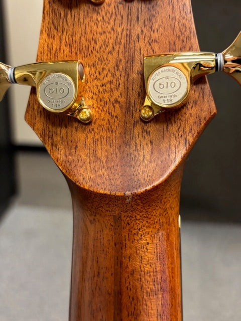 Maestro Private Collection Victoria pre-owned classical guitar natural finish with gold tuning machines