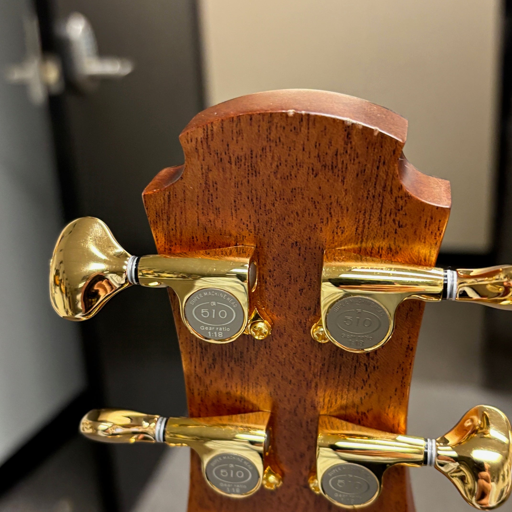 Maestro Private Collection Victoria pre-owned classical guitar natural finish with gold tuning machines