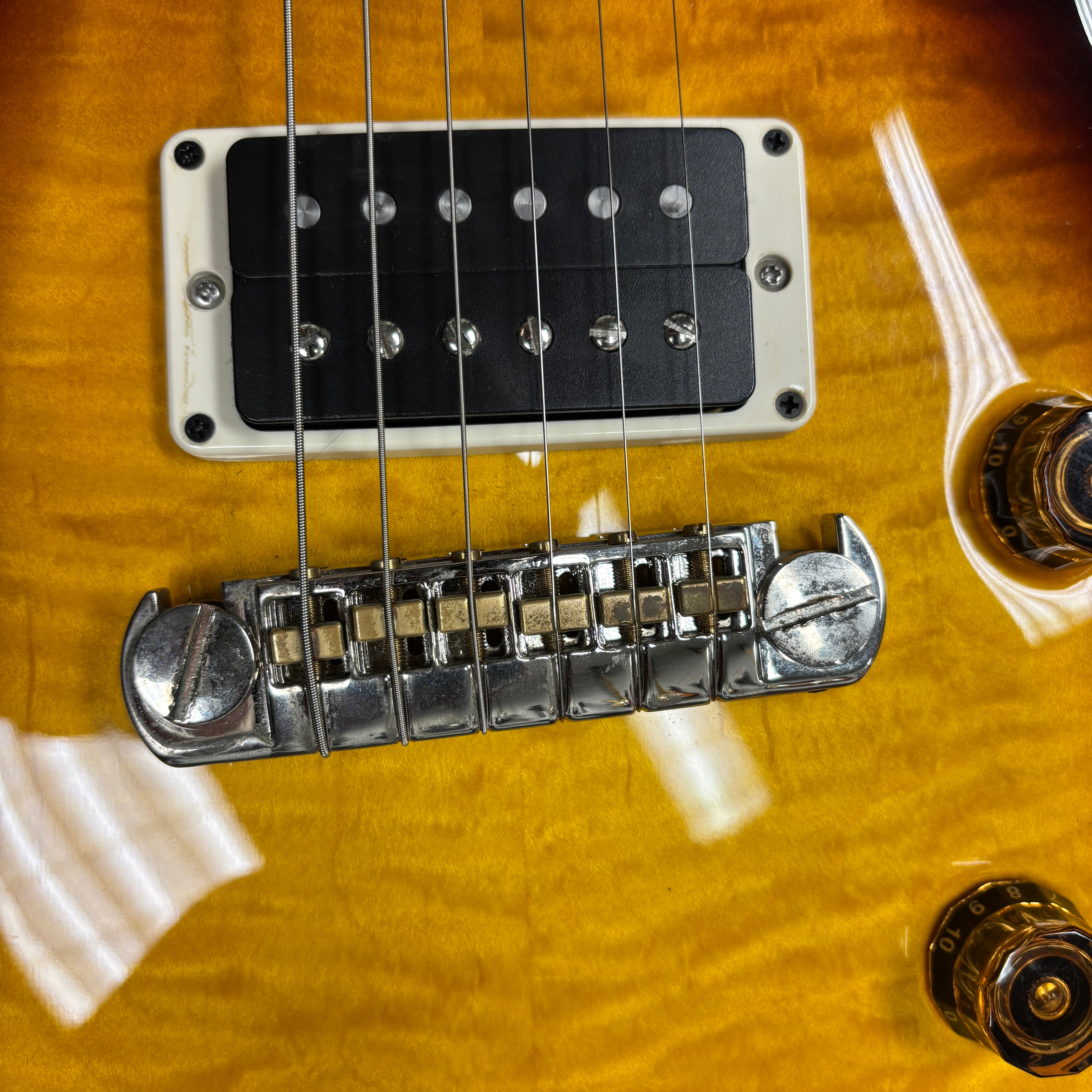 Pre-owned Paul Reed Smith Mark Tremonti SingleCut electric guitar tobacco sunburst with humbucker pickups and chrome hardware