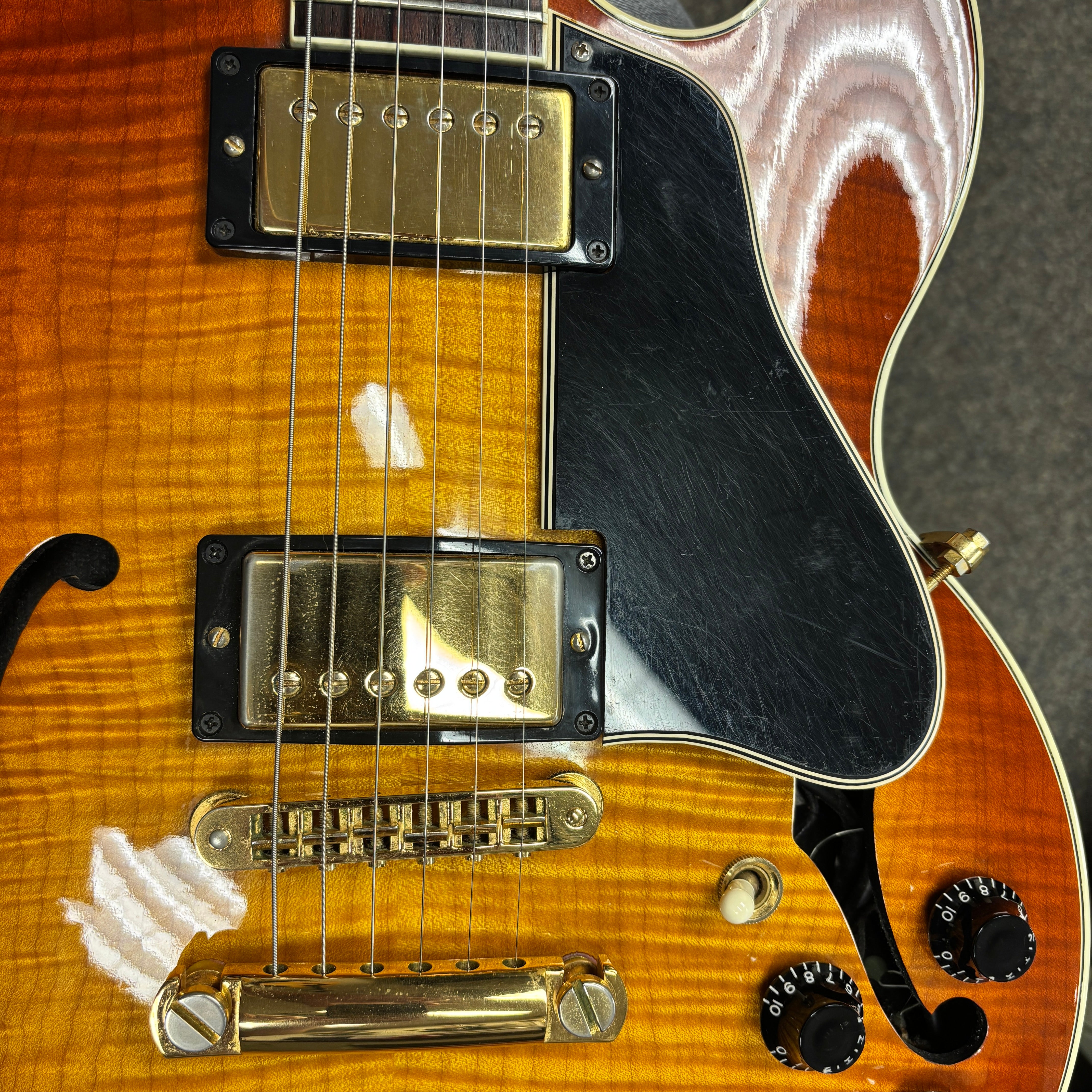 Gibson ES-346 semi-hollow electric guitar Gingerburst with dual humbucker pickups and gold hardware