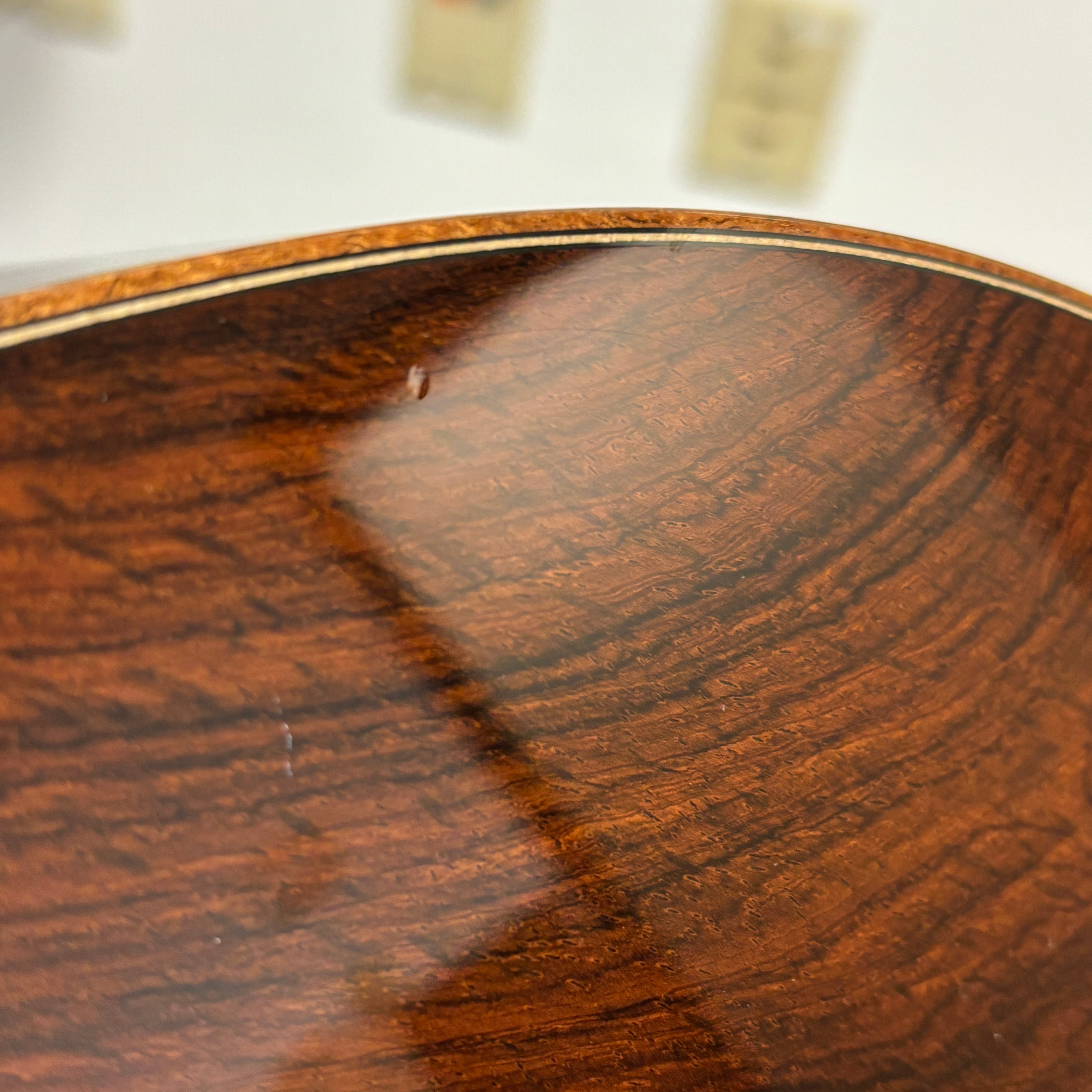 Santa Cruz OM Custom pre-owned acoustic guitar sunburst finish with wood grain detail