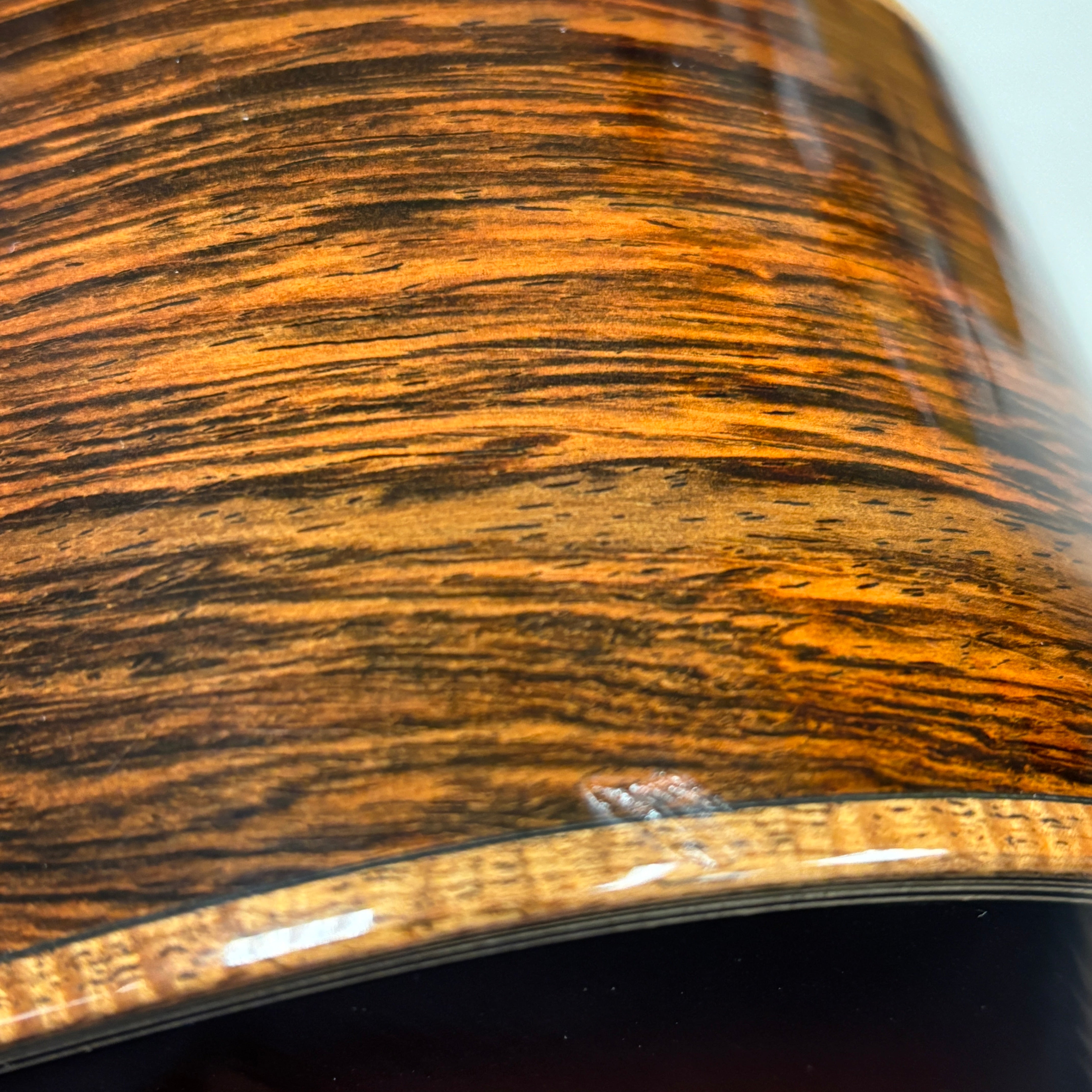 Pre-owned Santa Cruz OM Custom acoustic guitar sunburst finish with figured wood grain detail