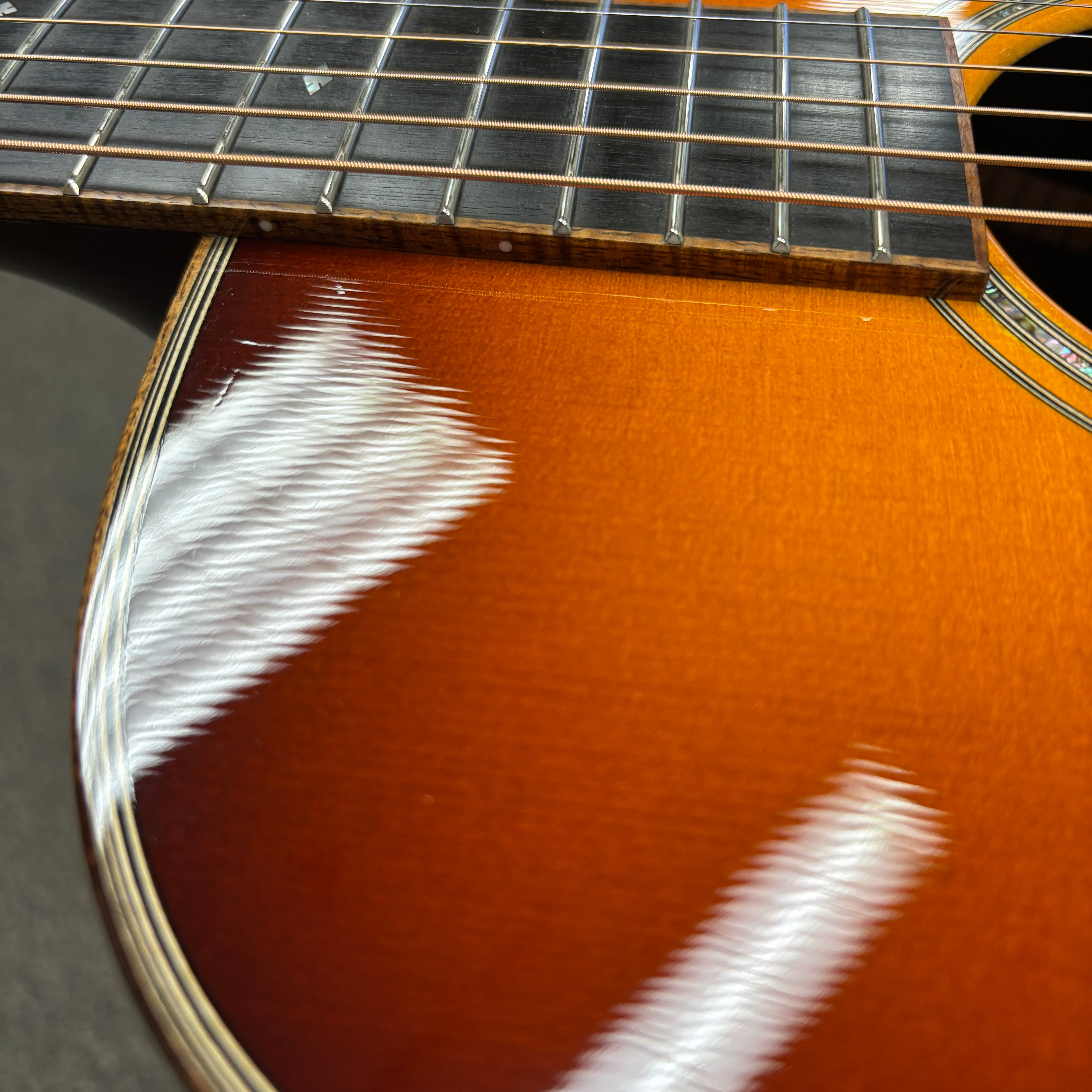 Pre-owned Santa Cruz OM Custom acoustic guitar sunburst finish with white binding detail