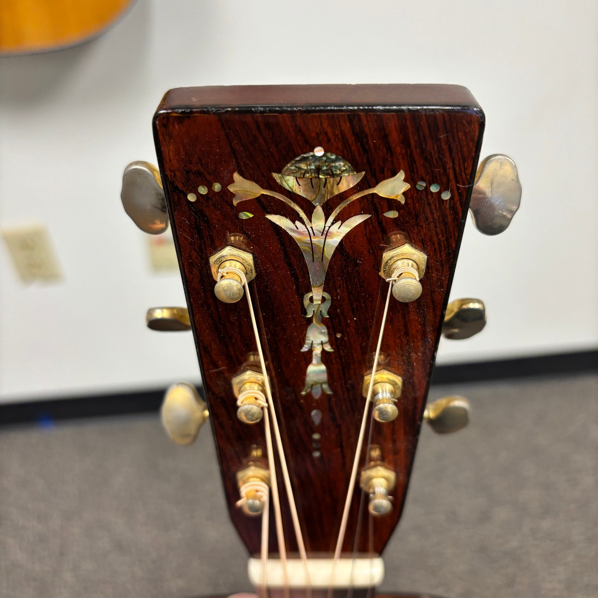 Santa Cruz D Model acoustic dreadnought guitar Natural finish headstock with abalone floral inlay and gold tuners