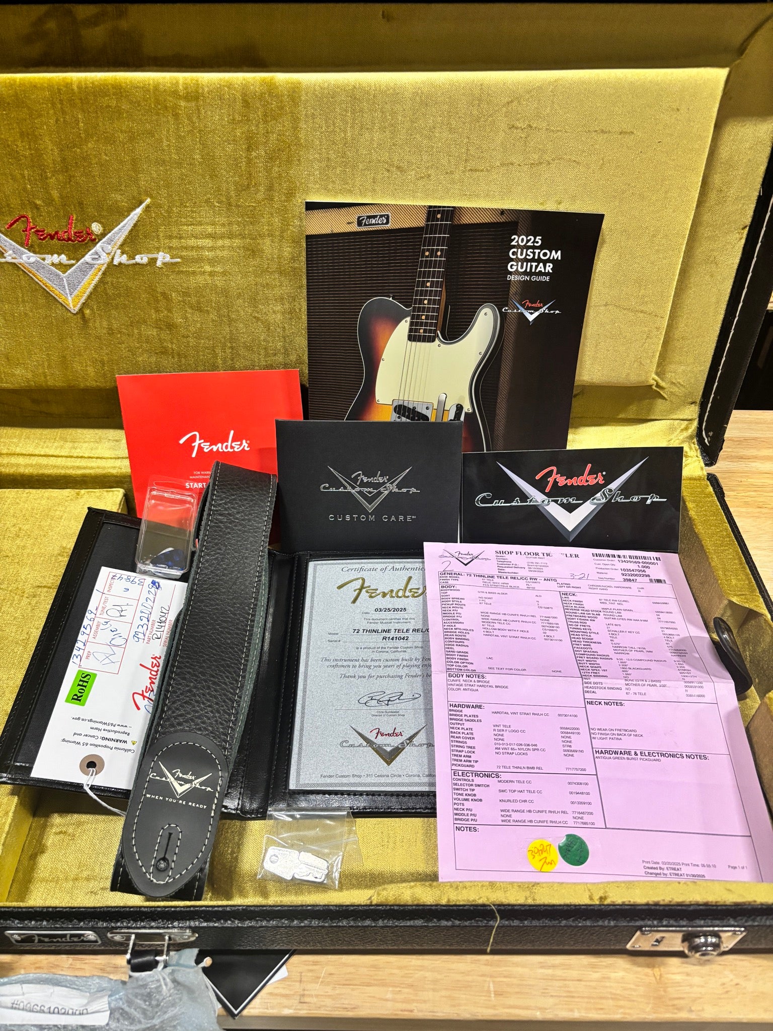 Fender Custom Shop 72 Thinline Telecaster Relic Antigua case with certificate of authenticity and leather strap