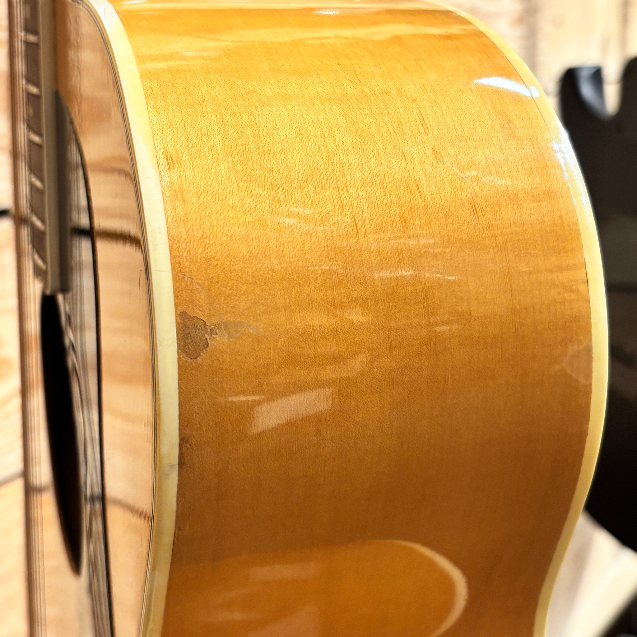 Epiphone FT-570BL acoustic guitar Natural finish with cream binding and figured maple sides detail view