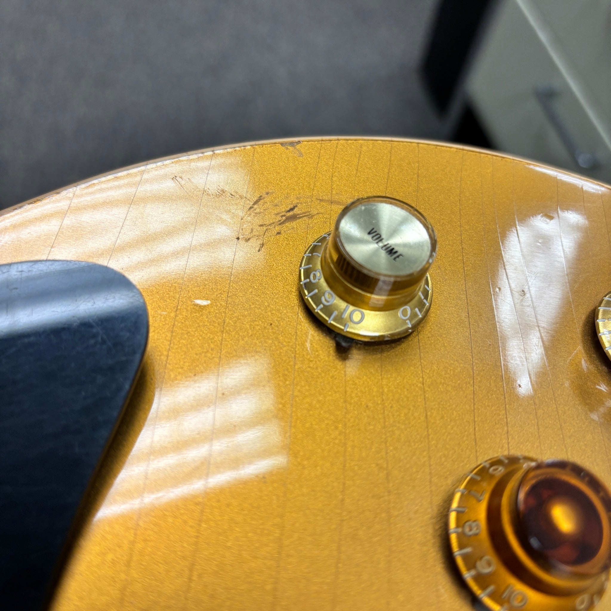 Gibson Inspired By Joe Bonamassa Aged Les Paul Goldtop electric guitar aged gold finish with gold volume knobs
