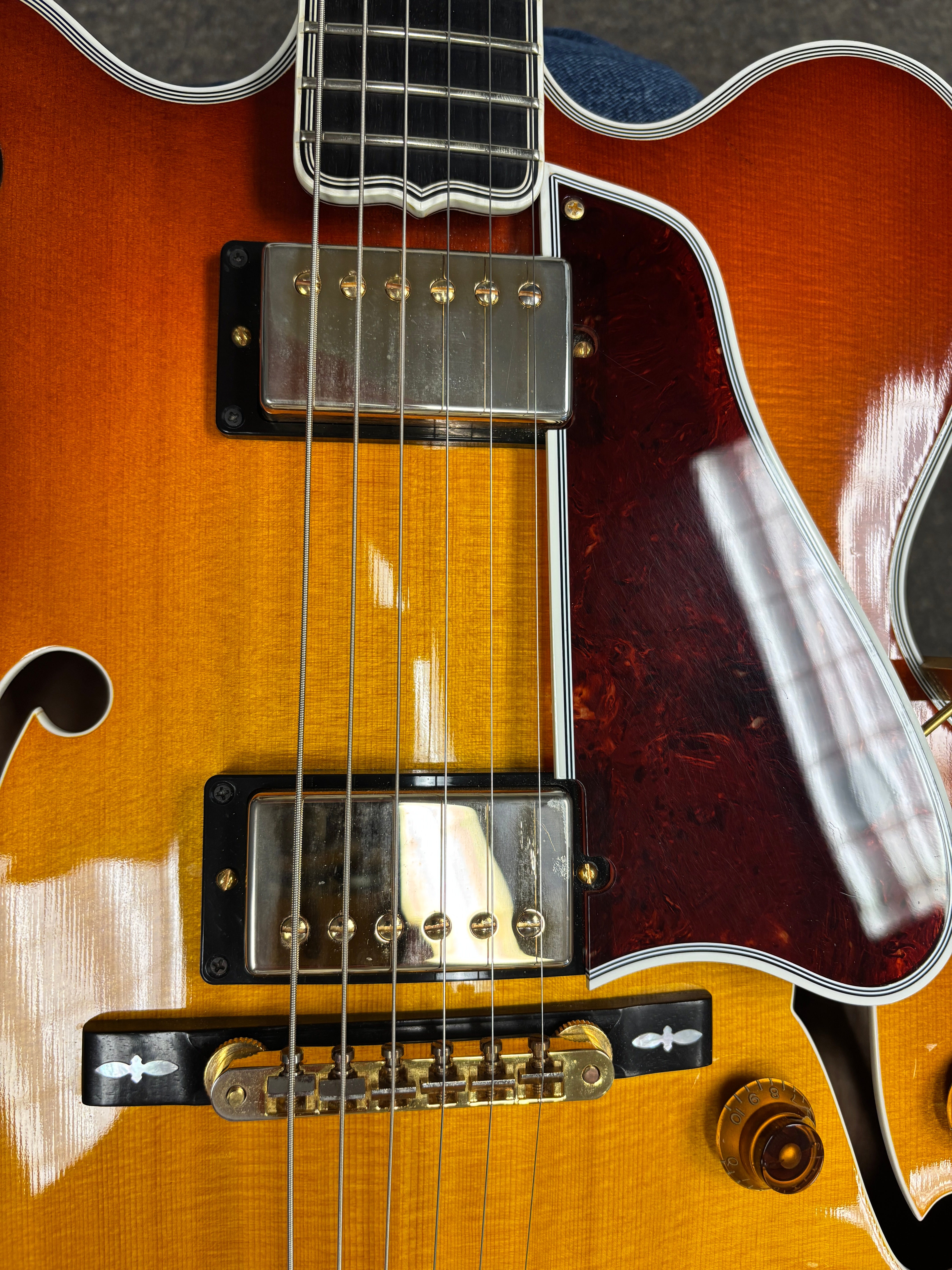 Pre-owned Gibson L5 double-cutaway semi-hollow electric guitar Iced Tea finish with dual humbuckers