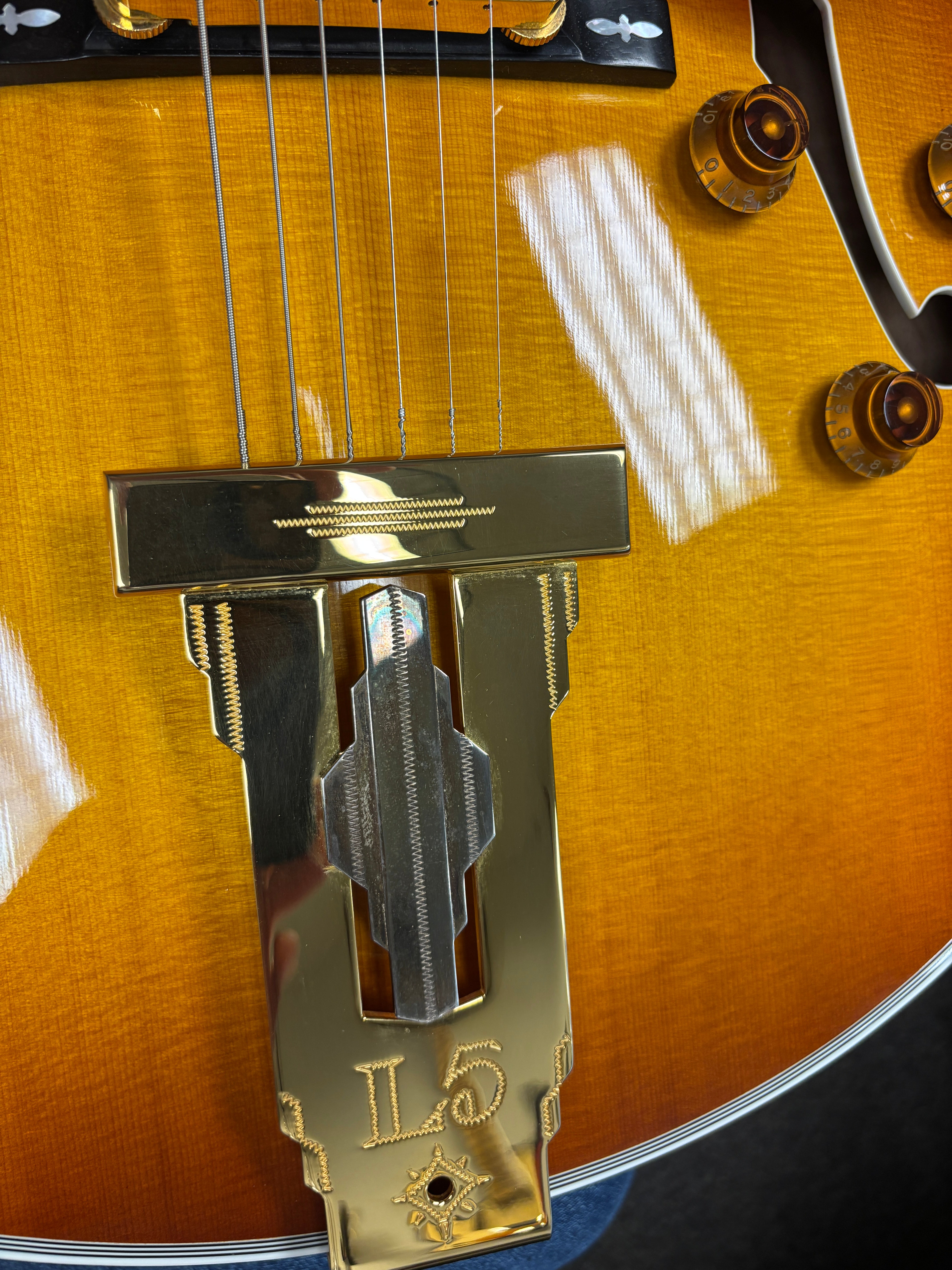 Pre-owned Gibson L5 double-cutaway semi-hollow electric guitar Iced Tea with gold hardware and pickguard