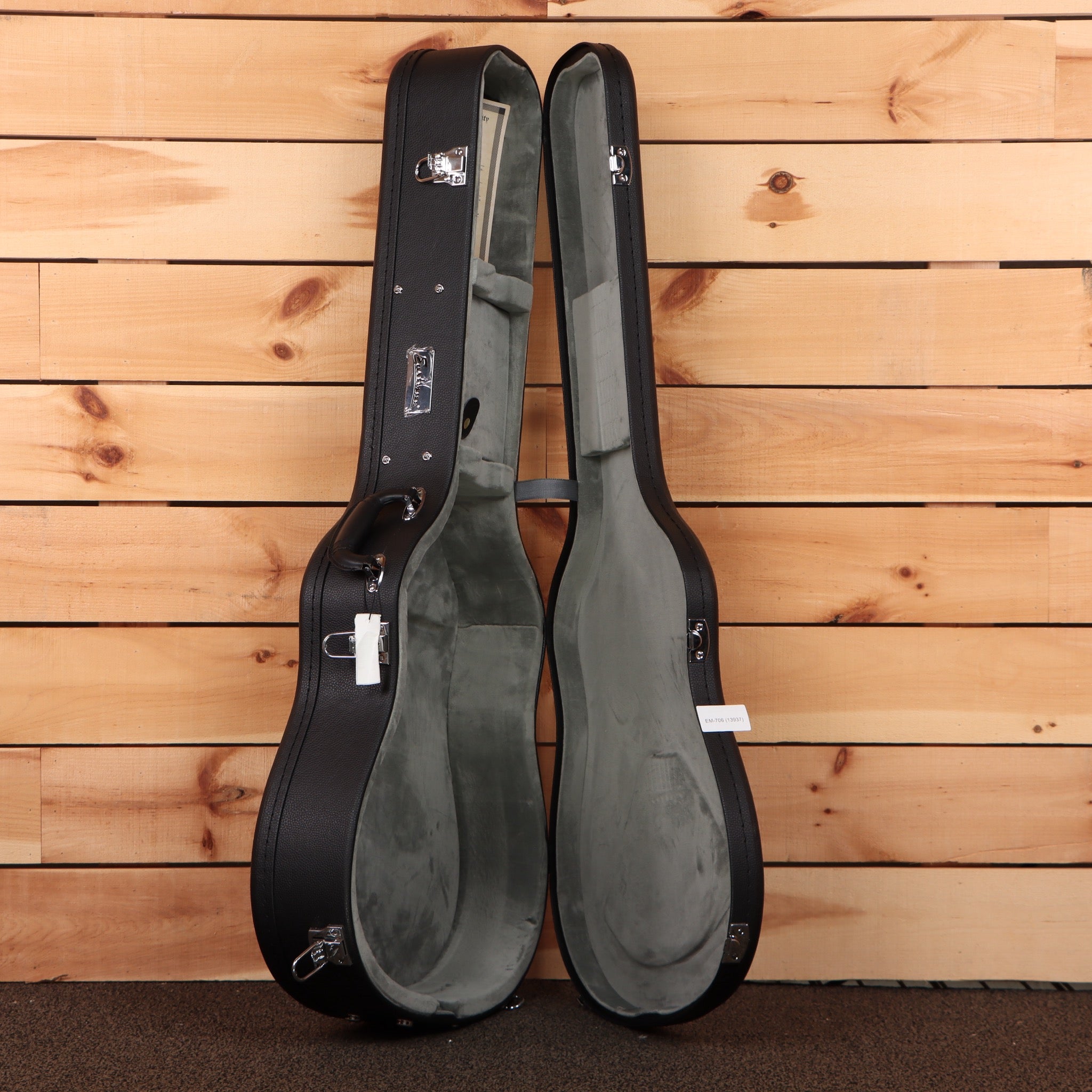 Eastman E6SSTC natural semi-hollow body electric guitar case with gray interior lining