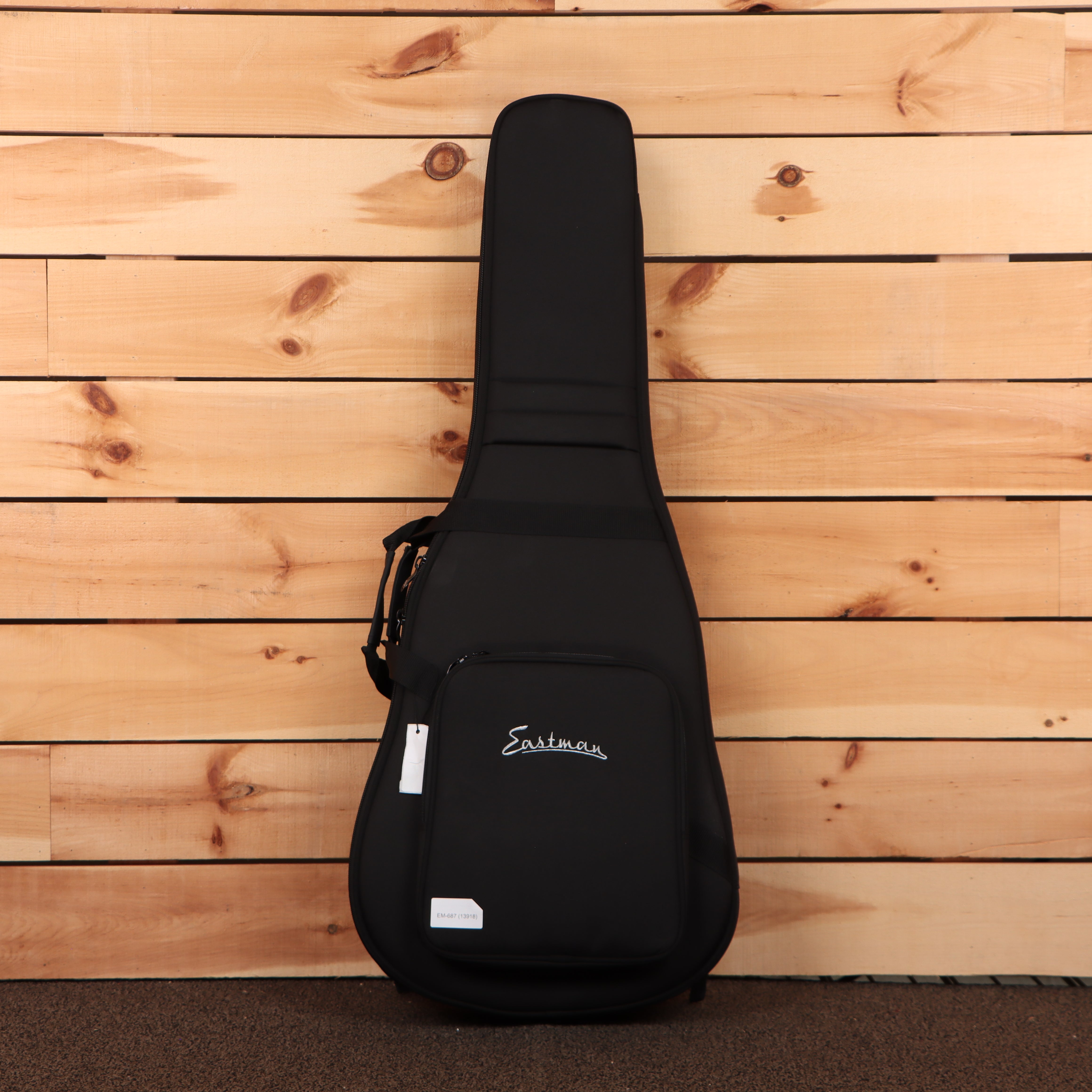 Eastman E1OM CED LX classical guitar gig bag black with shoulder straps