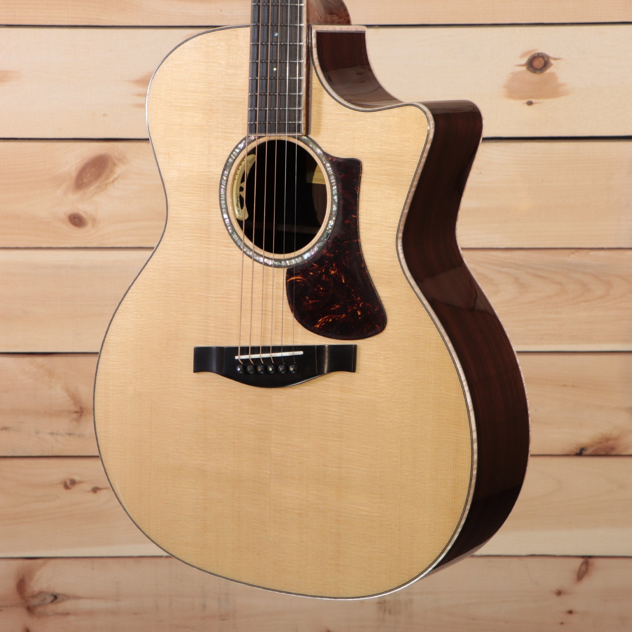 Eastman AC822CEFF acoustic guitar natural finish with venetian cutaway and tortoiseshell pickguard
