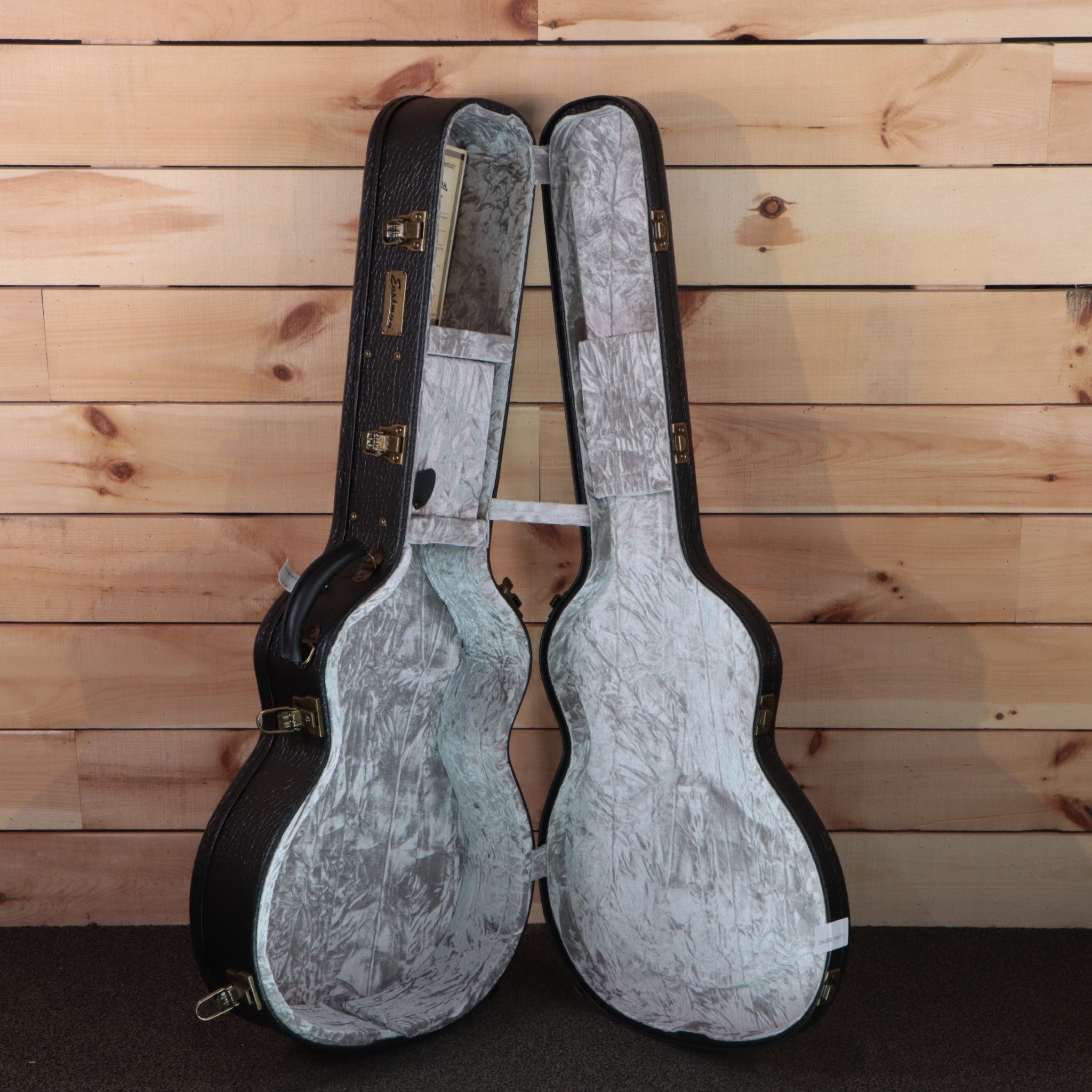 Eastman AC822CEFF natural acoustic guitar hard case with crushed velvet interior