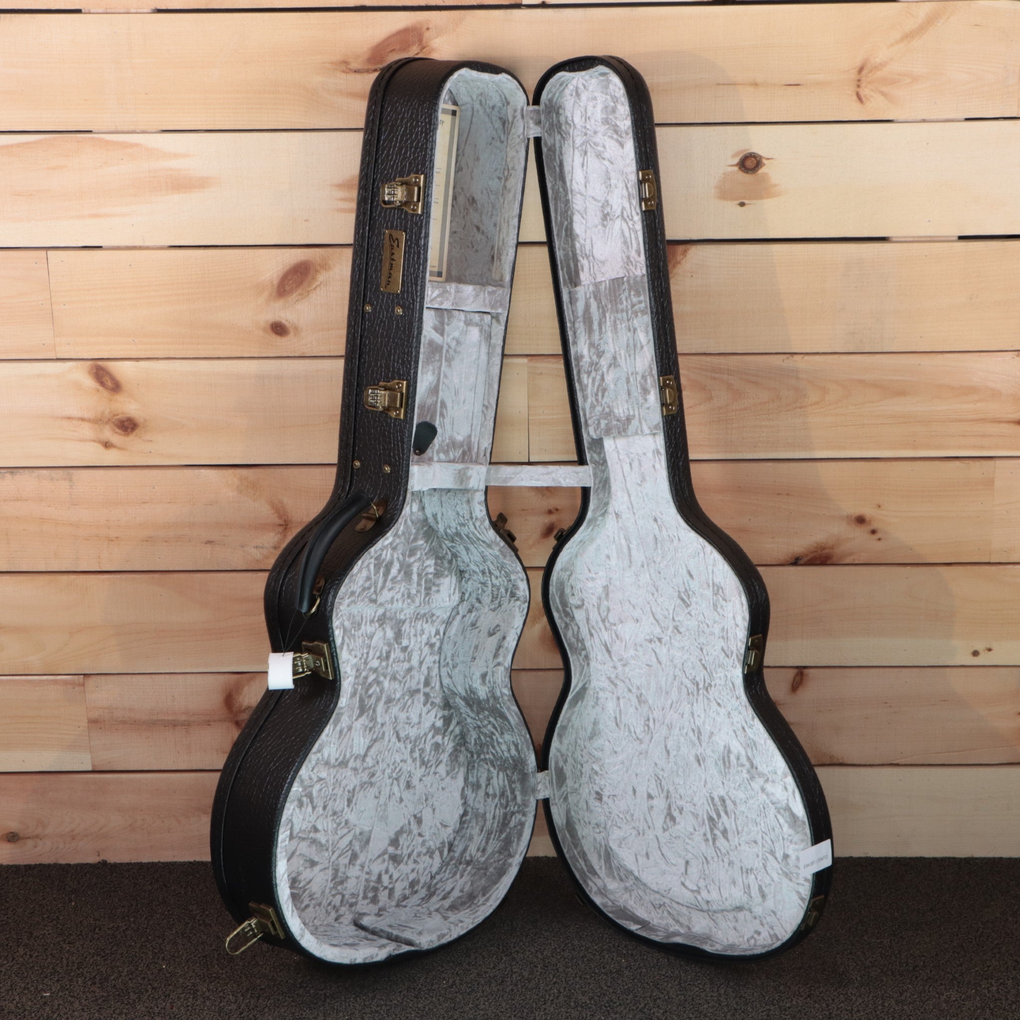Eastman AC822CEFF natural acoustic guitar hardshell case with gray velvet interior