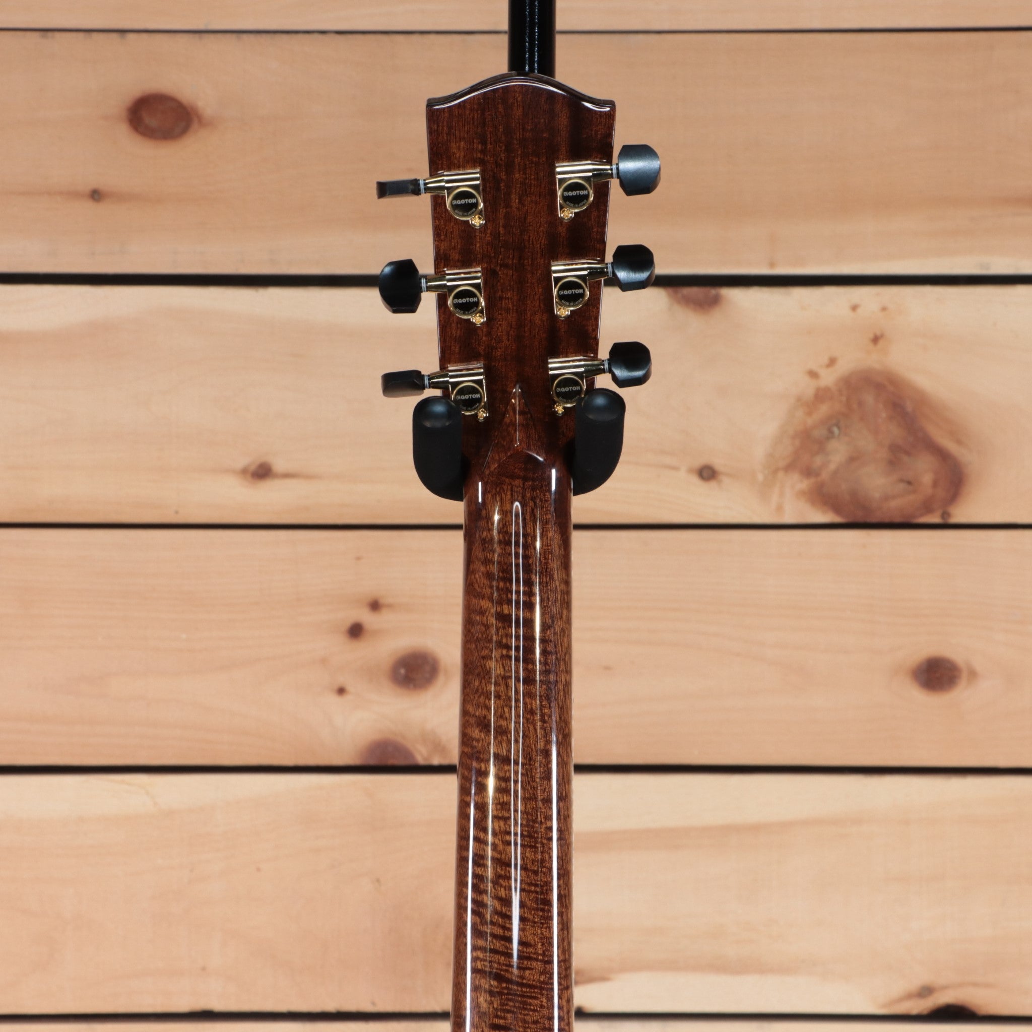 Eastman AC822CEFF acoustic guitar natural finish with gold hardware and black tuning pegs